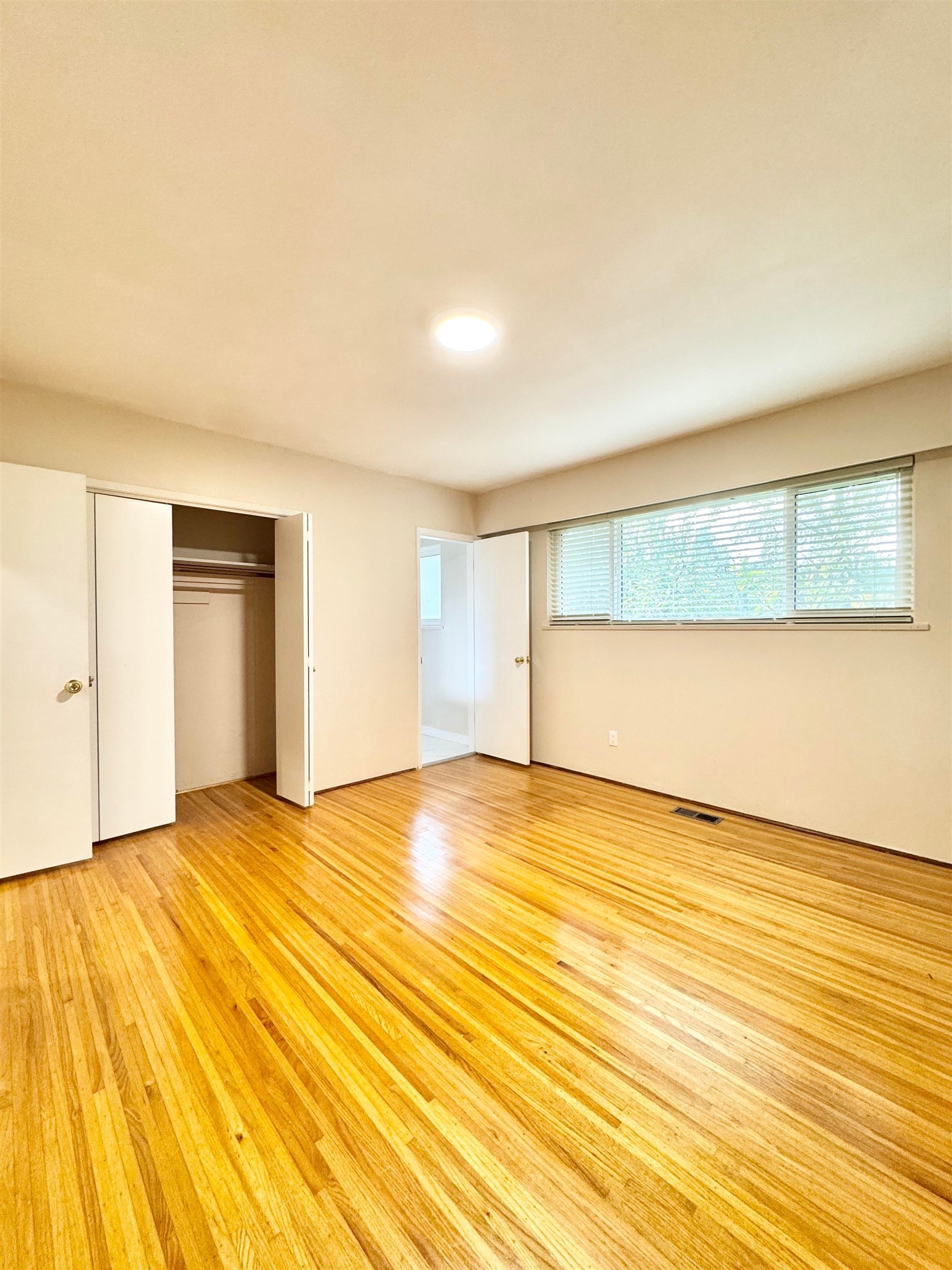 Upper-901 52A Street, Delta, BC