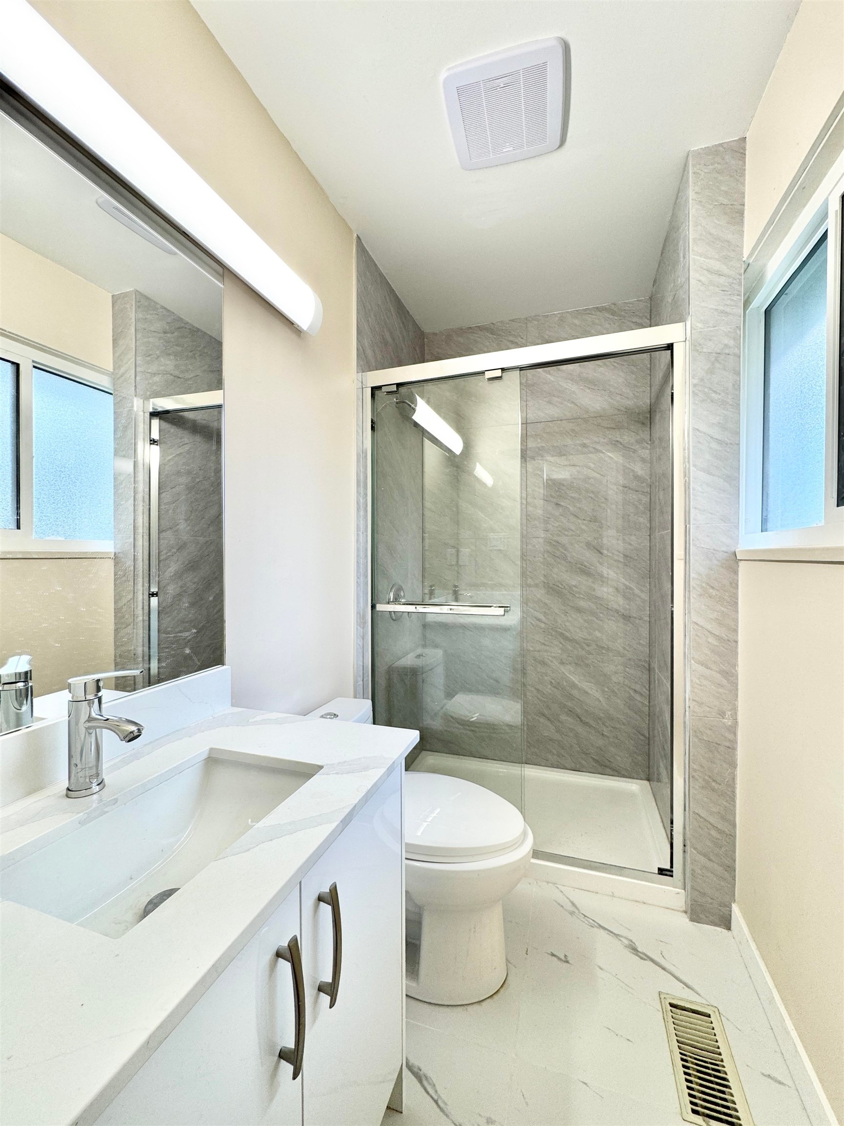 Upper-901 52A Street, Delta, BC