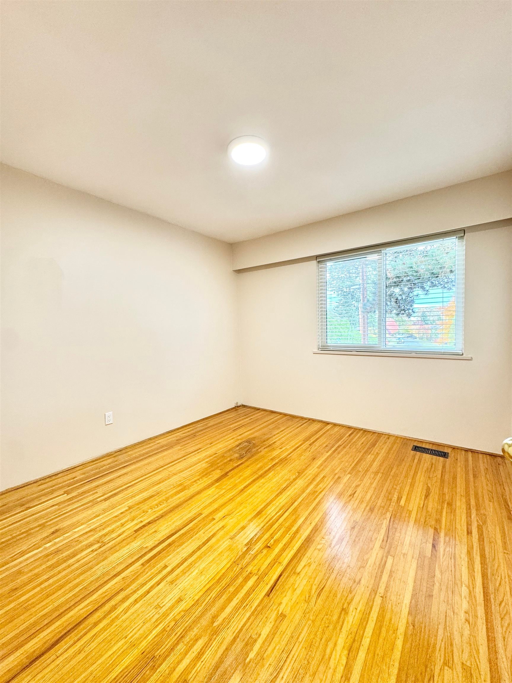 Upper-901 52A Street, Delta, BC