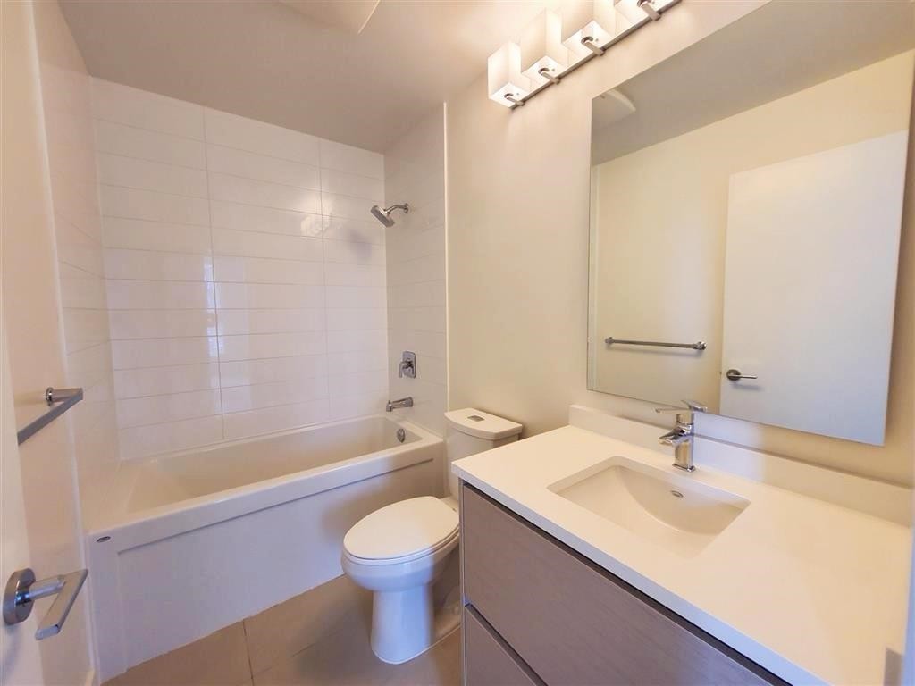 517-8850 University Crescent Crescent, Burnaby, BC