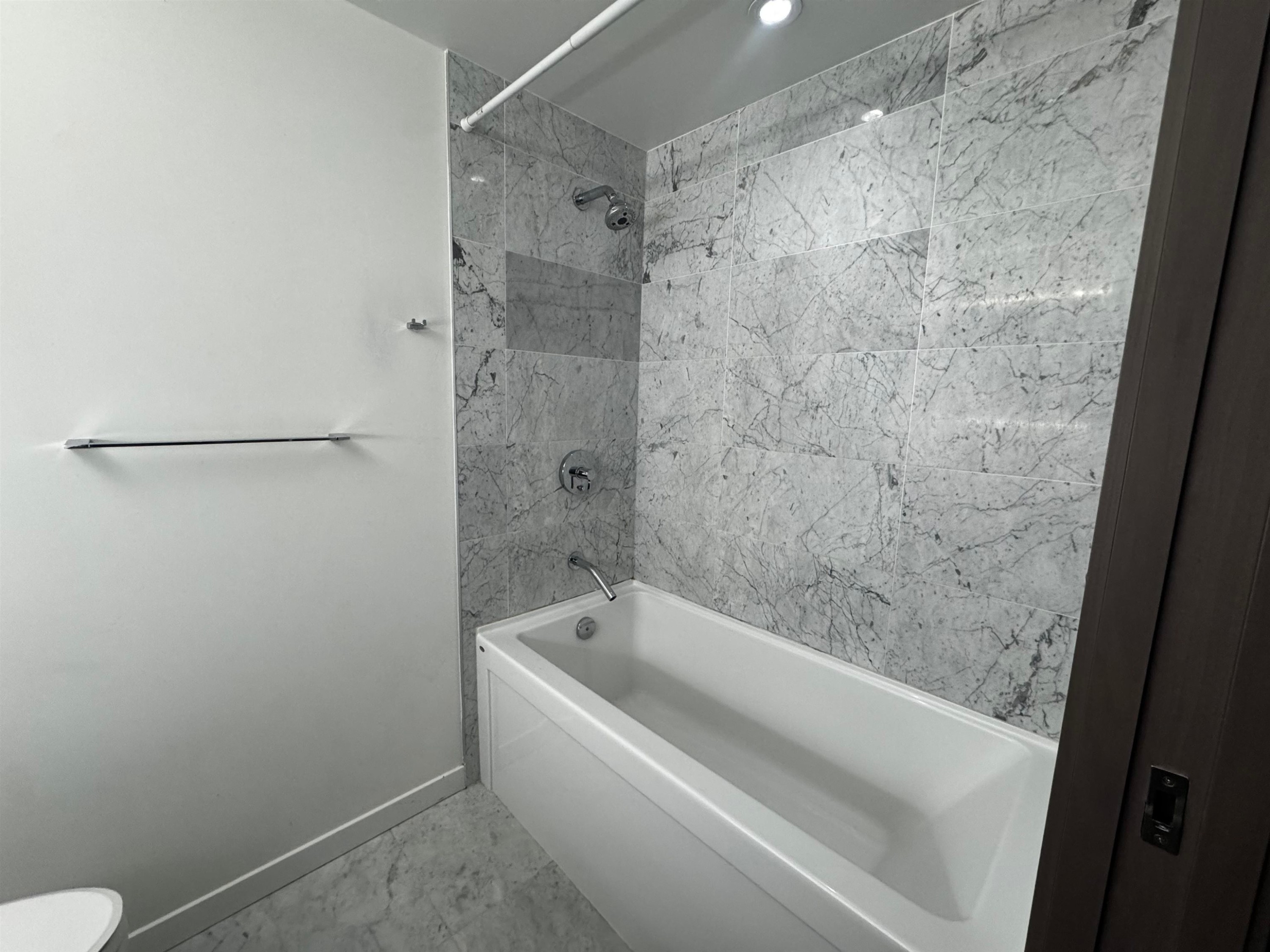 517-68 Smithe Street, Vancouver, BC