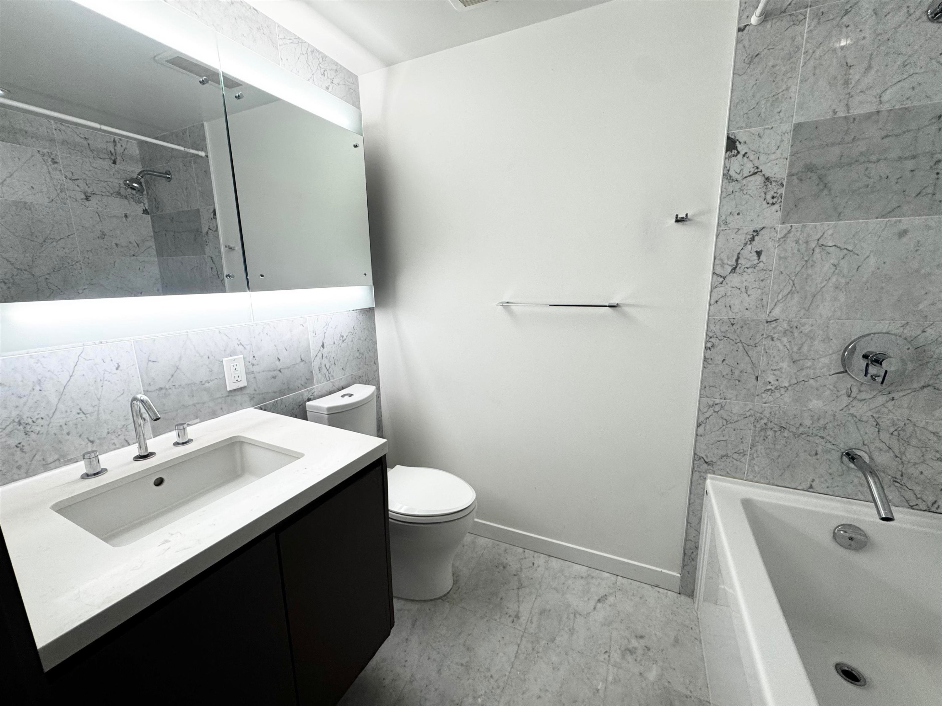 517-68 Smithe Street, Vancouver, BC