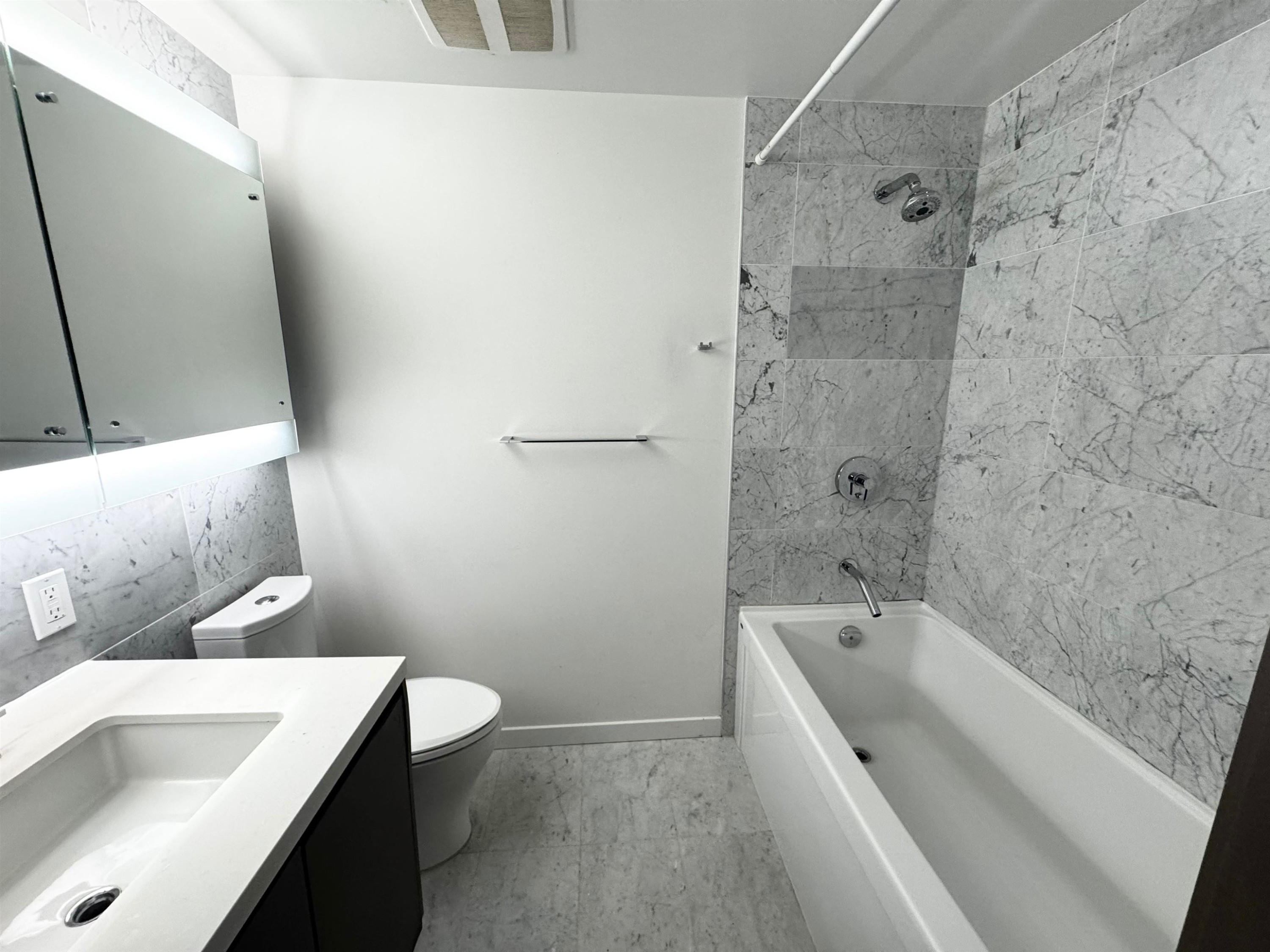 517-68 Smithe Street, Vancouver, BC