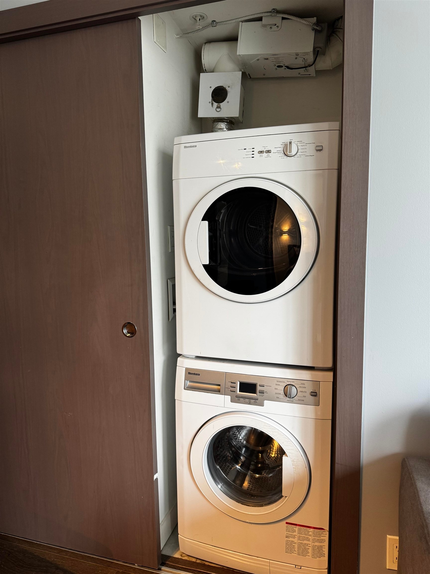 517-68 Smithe Street, Vancouver, BC