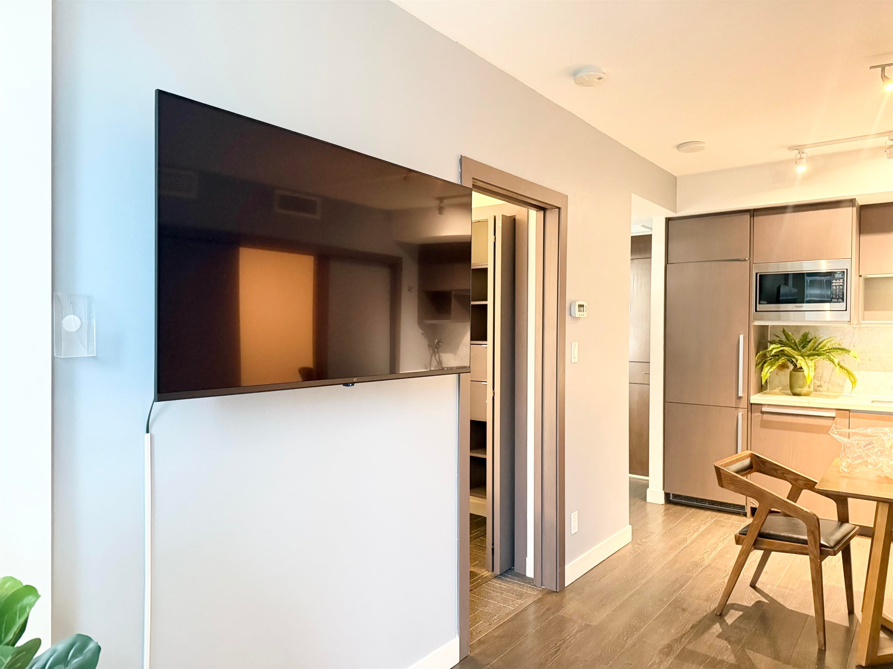 517-68 Smithe Street, Vancouver, BC