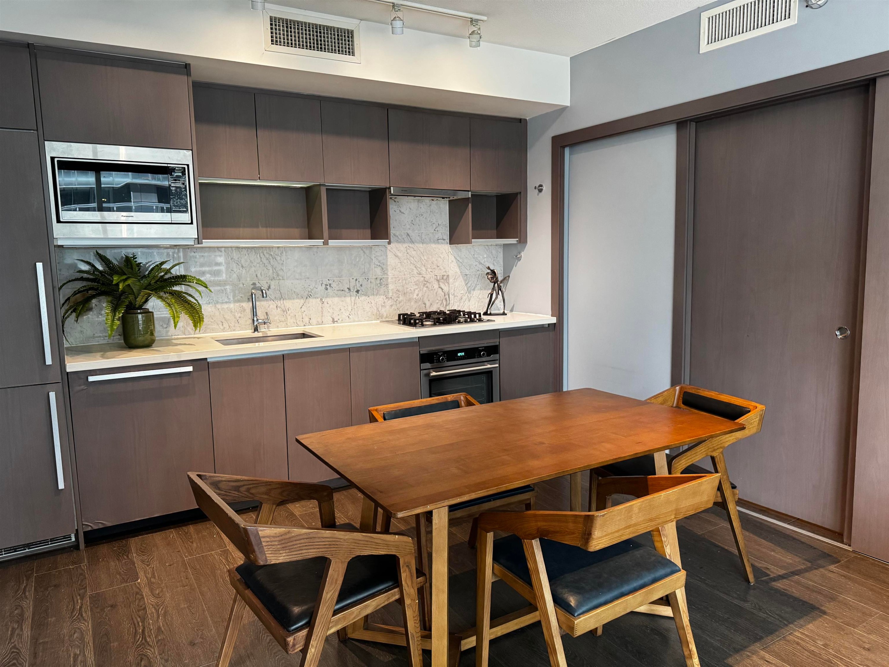 517-68 Smithe Street, Vancouver, BC