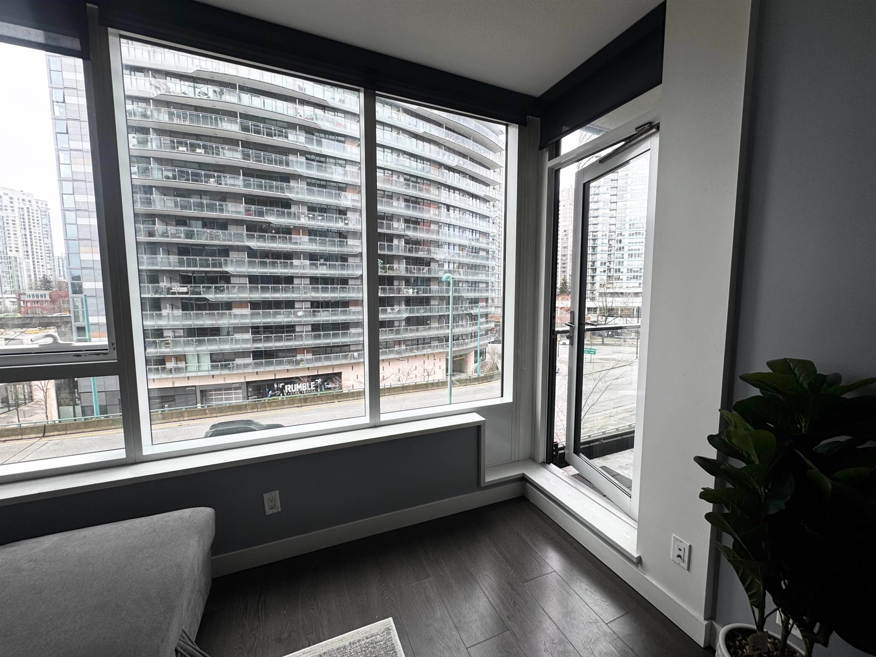 517-68 Smithe Street, Vancouver, BC