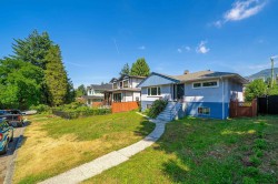 432 25th Street W North Vancouver, BC V7N 2G2