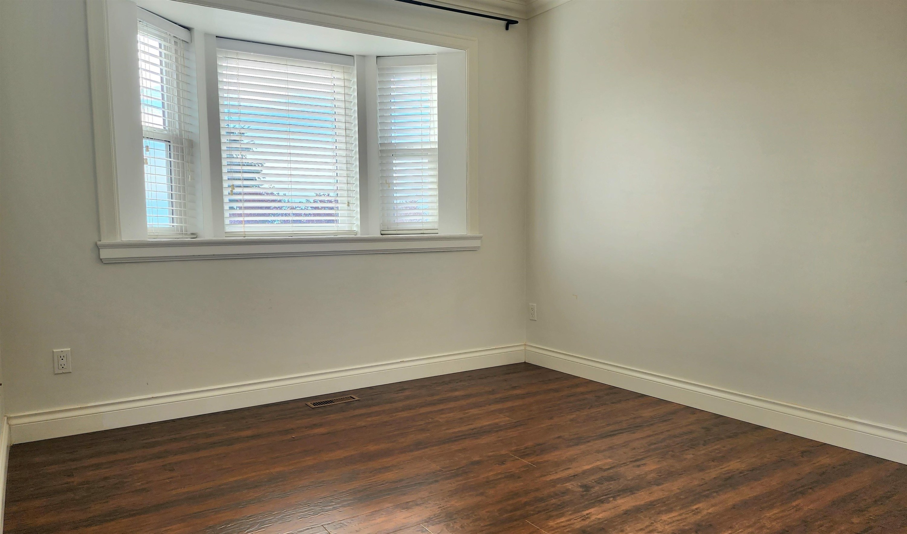 Main+Up-1391 61 Avenue E, Vancouver, BC