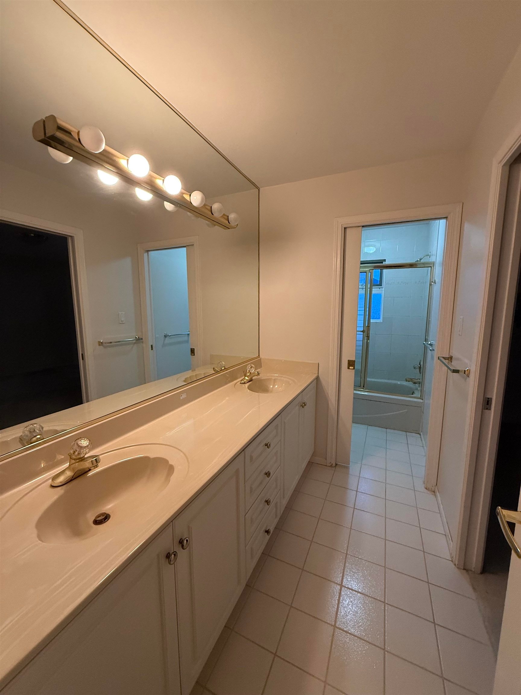 3200 River Rd, Richmond, BC