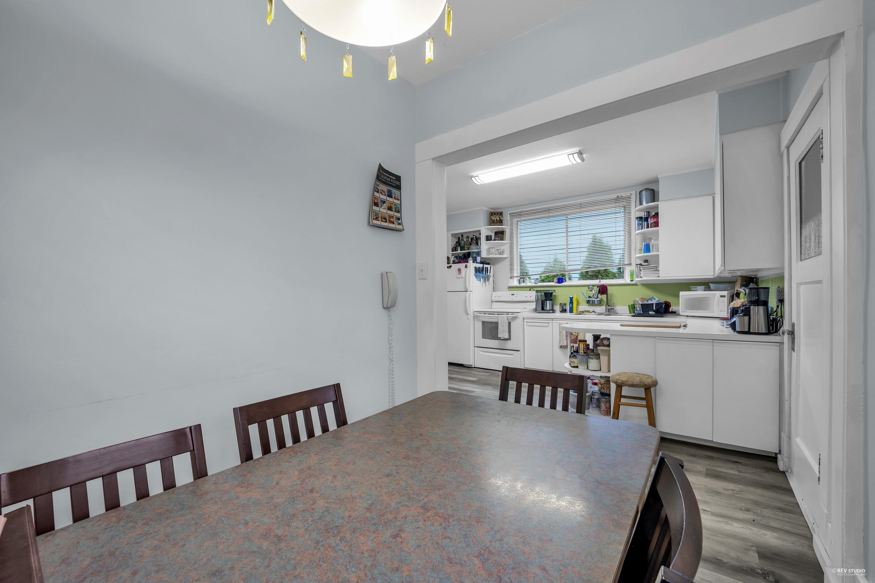 458 9Th Street E, North Vancouver, BC