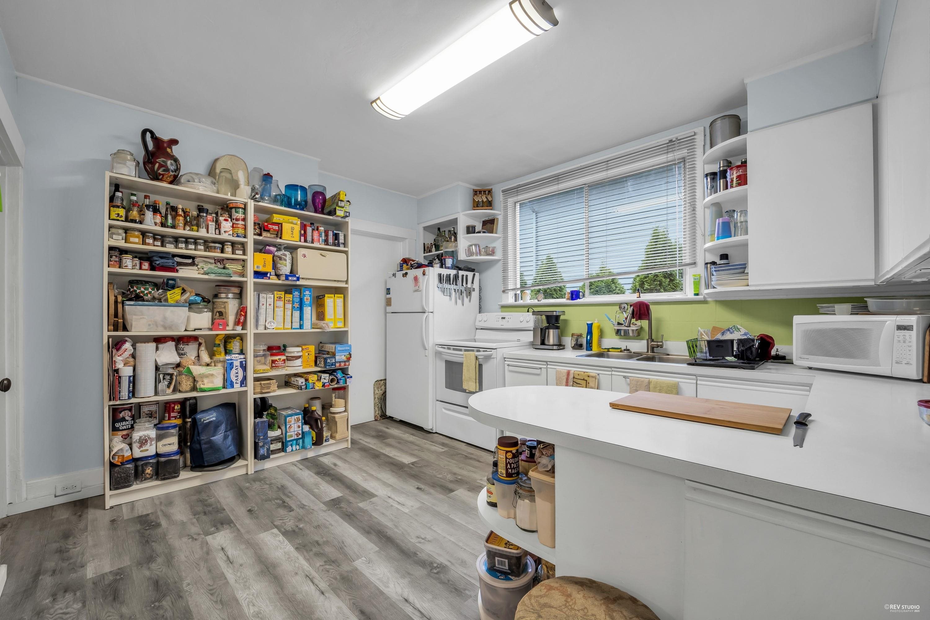 458 9Th Street E, North Vancouver, BC