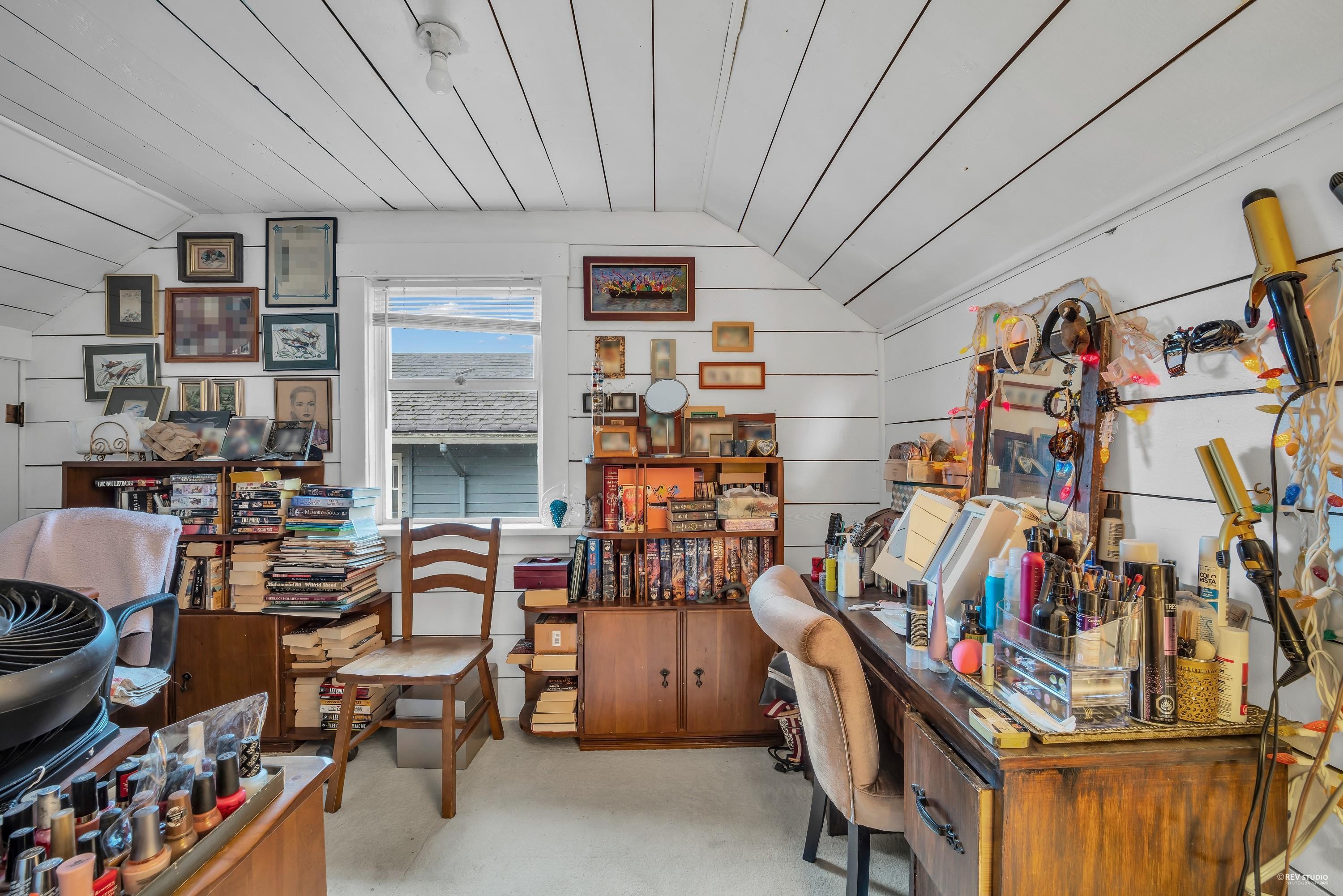 458 9Th Street E, North Vancouver, BC