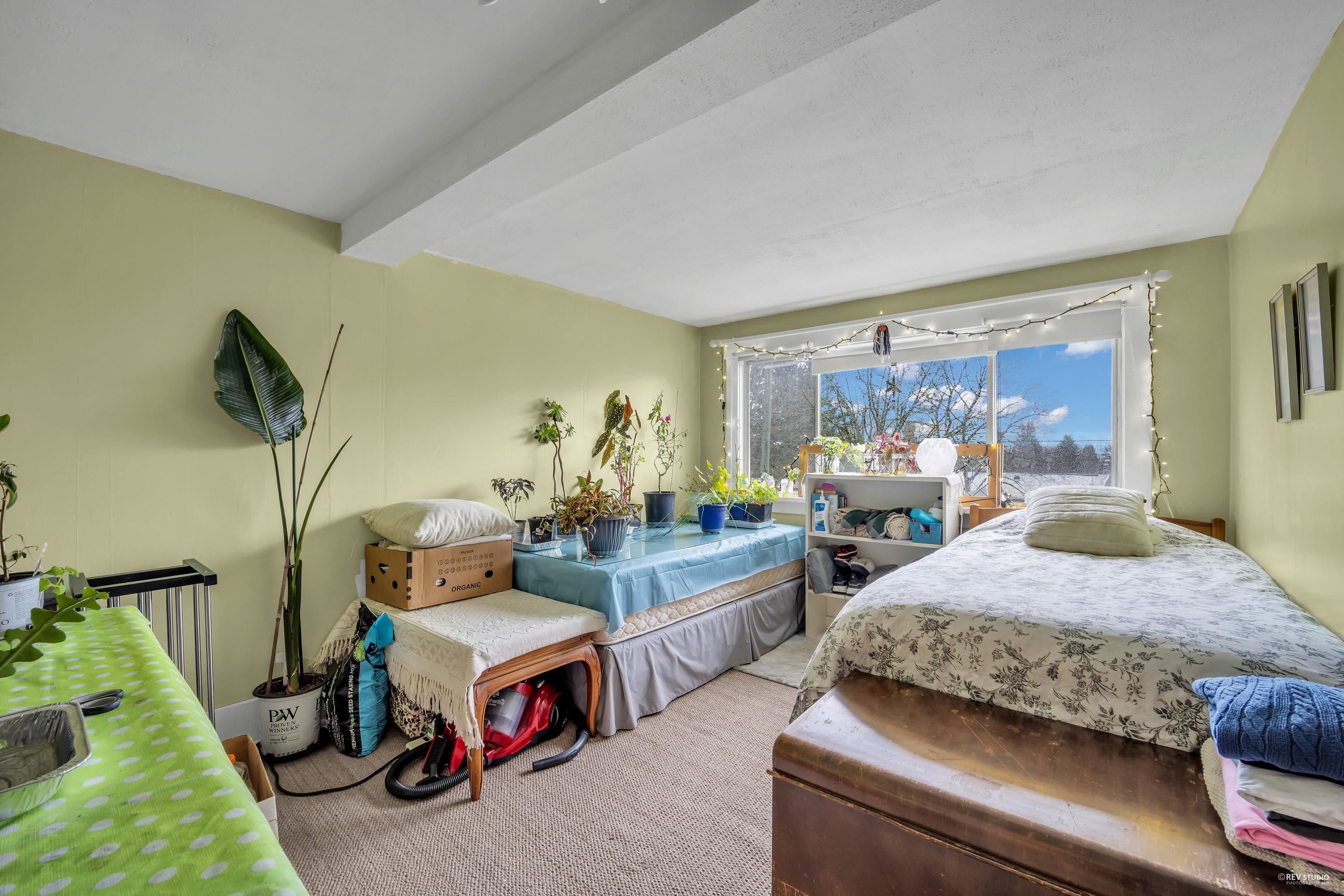 458 9Th Street E, North Vancouver, BC