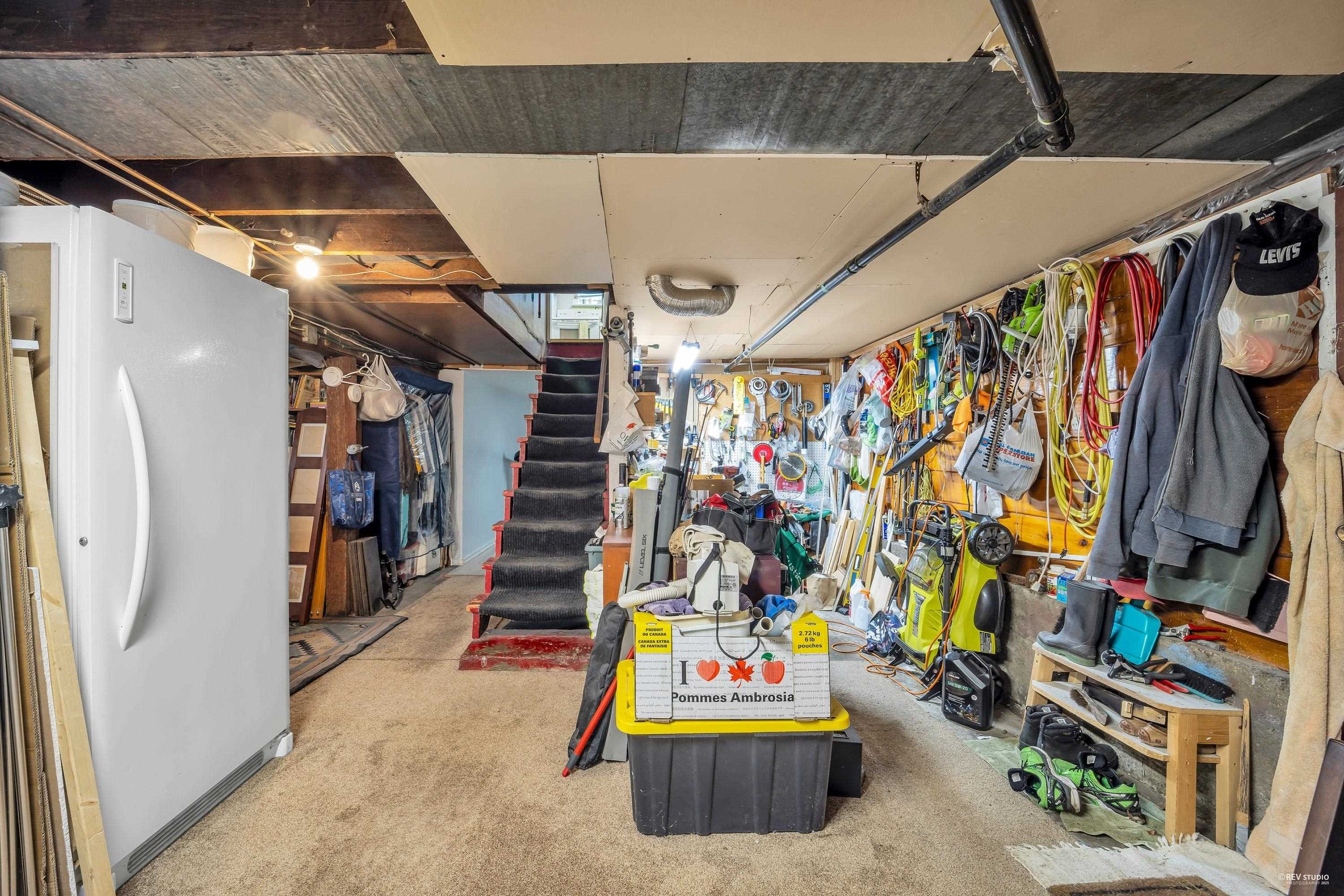 458 9Th Street E, North Vancouver, BC