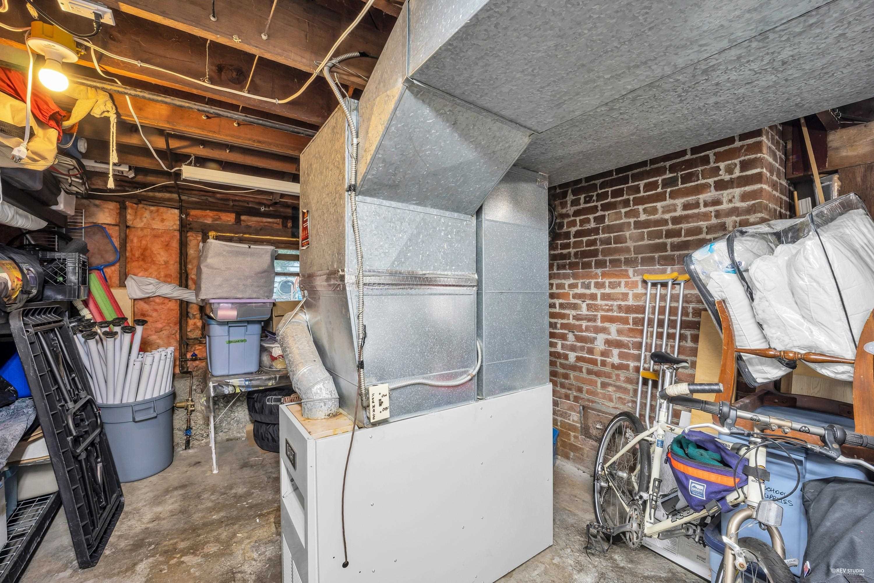 458 9Th Street E, North Vancouver, BC