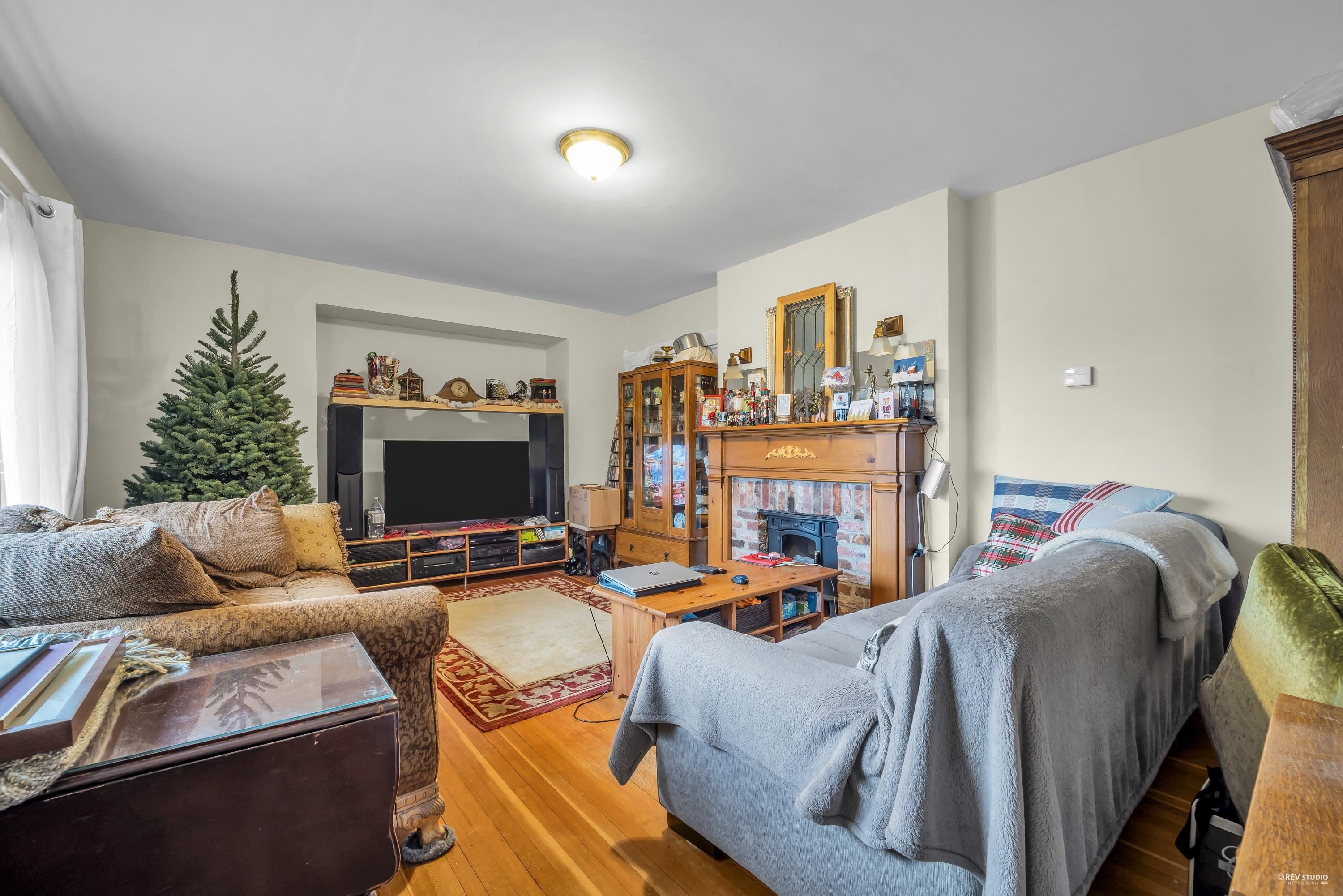 458 9Th Street E, North Vancouver, BC