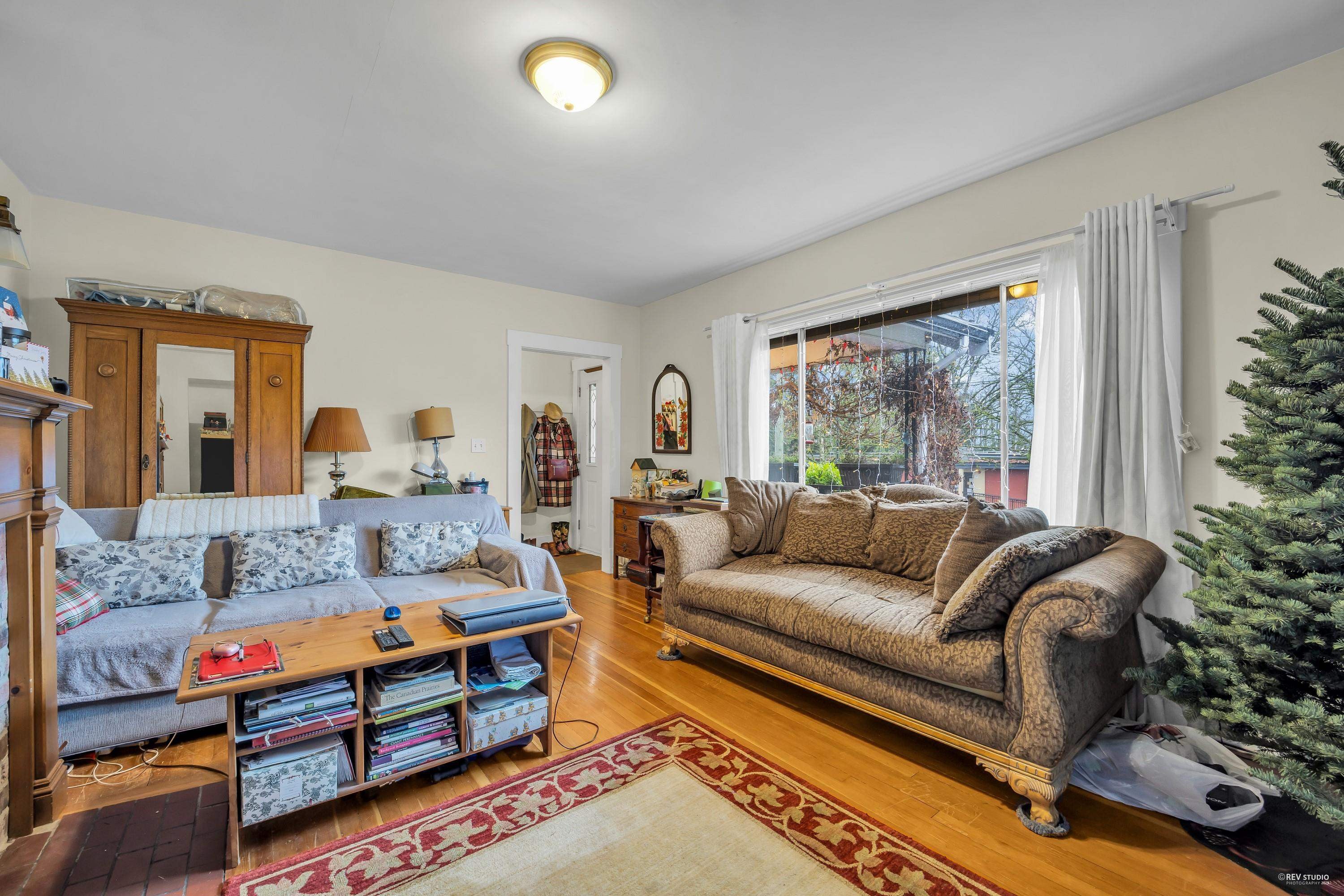 458 9Th Street E, North Vancouver, BC