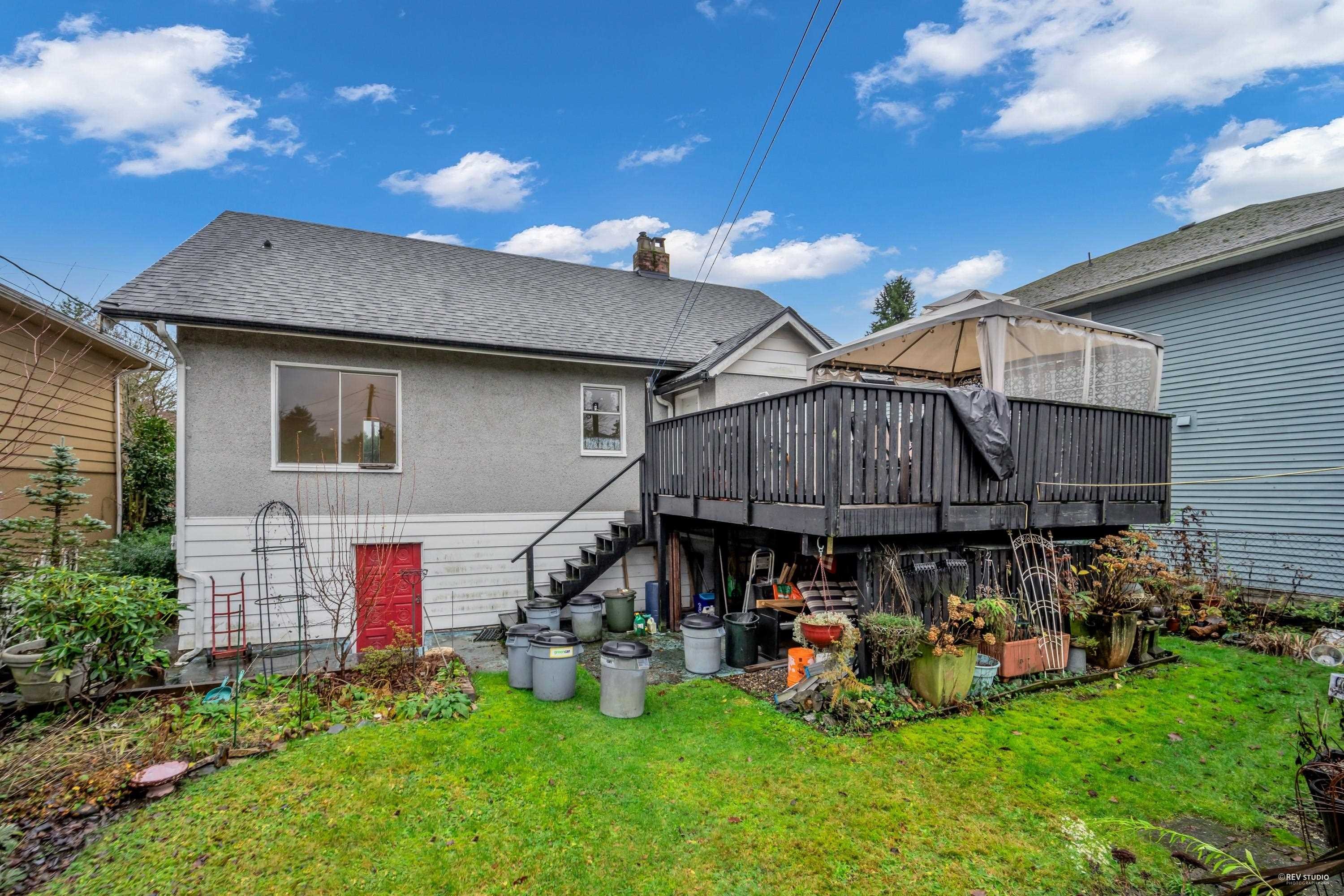 458 9Th Street E, North Vancouver, BC