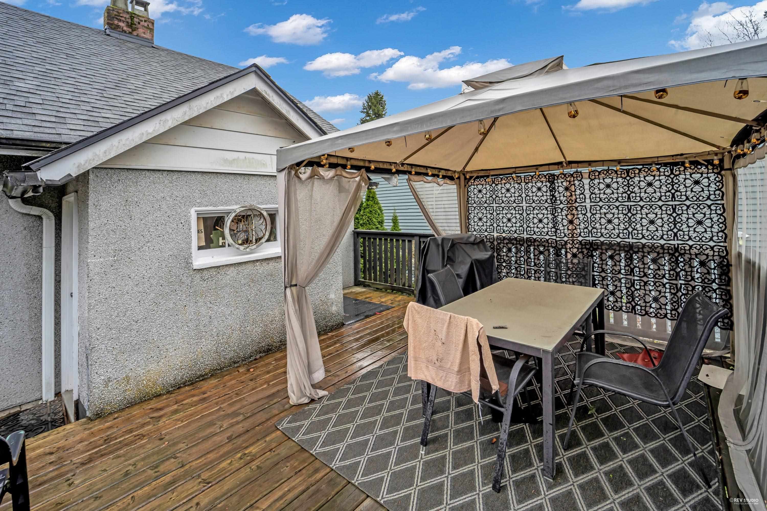 458 9Th Street E, North Vancouver, BC