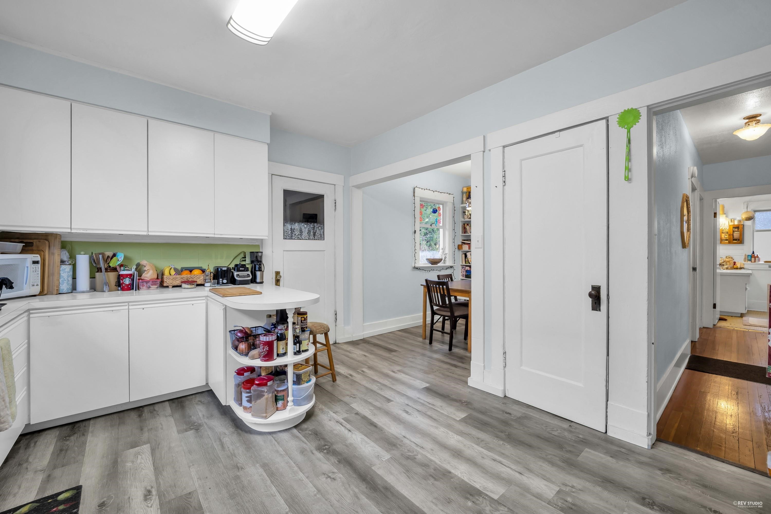 458 9Th Street E, North Vancouver, BC