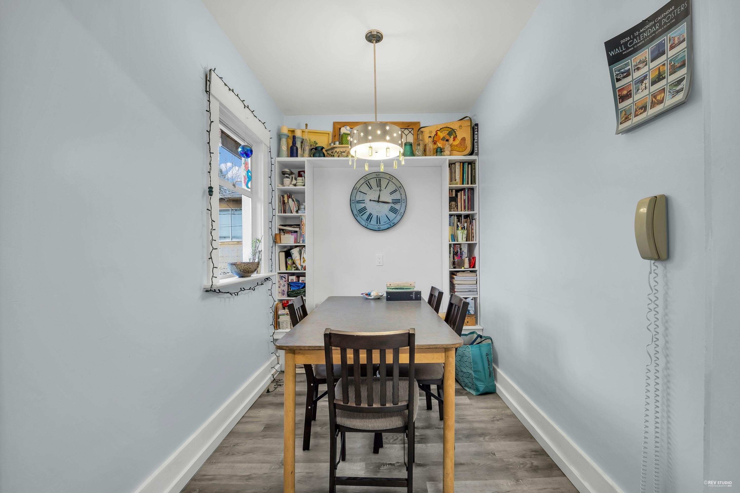 458 9Th Street E, North Vancouver, BC