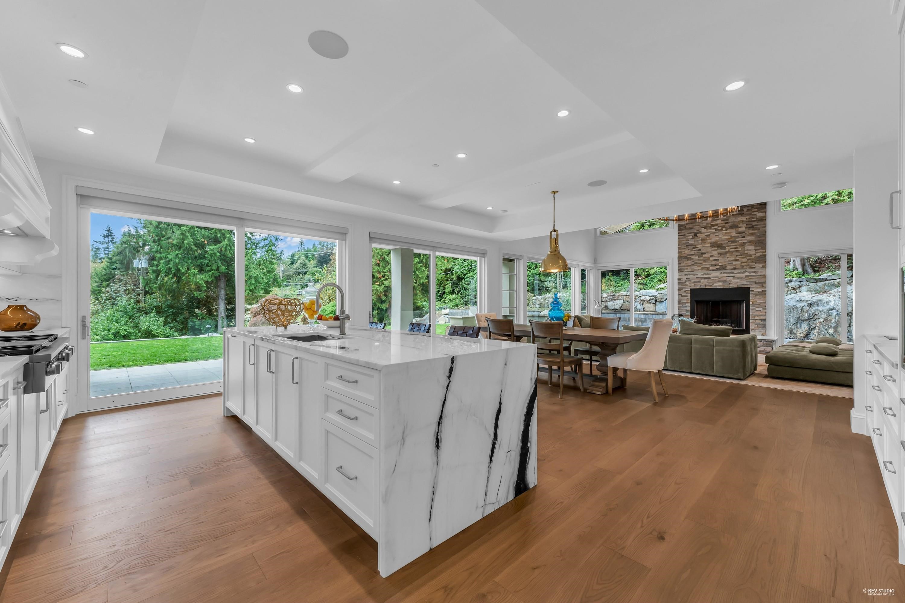 565 Robin Hood Road, West Vancouver, BC