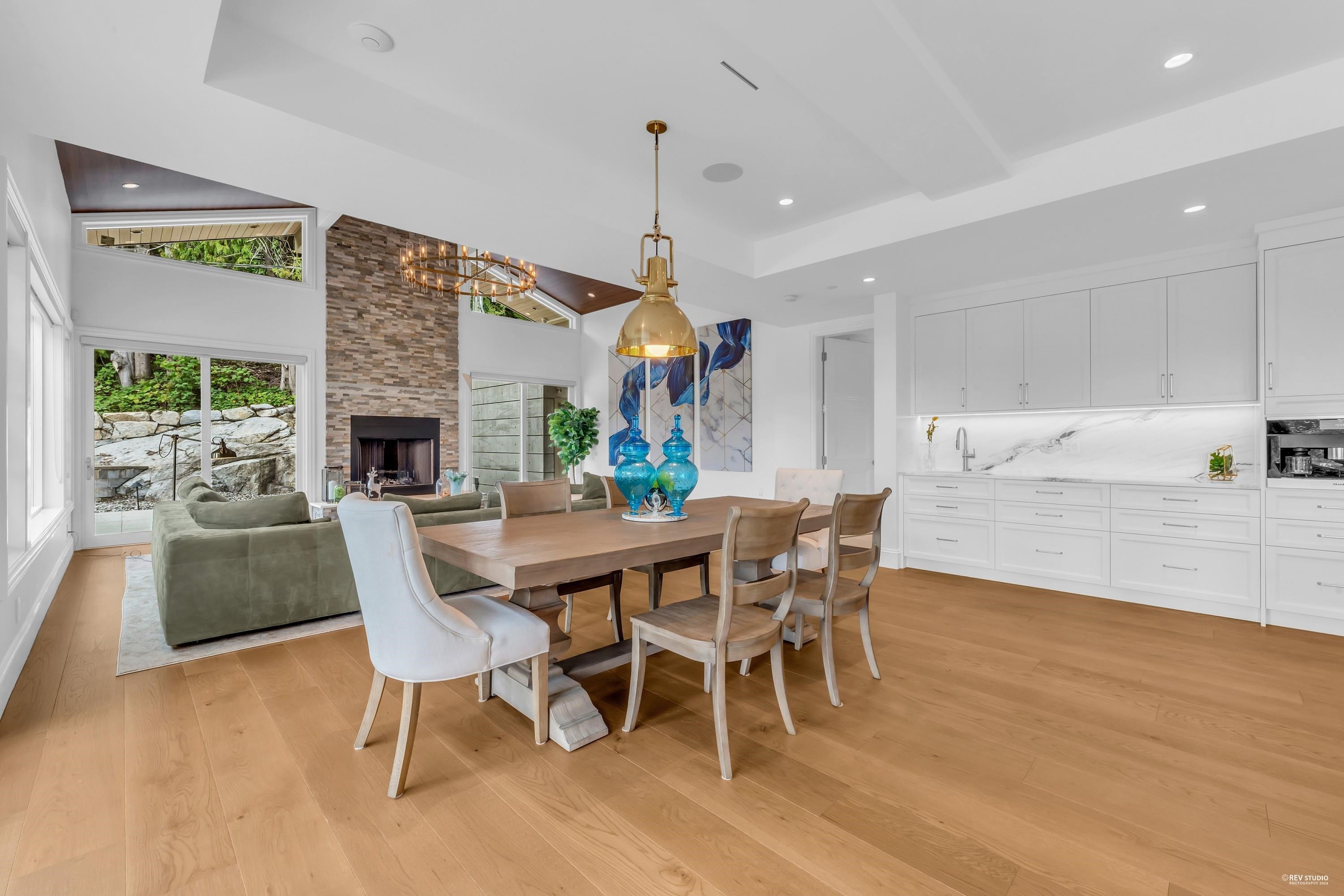 565 Robin Hood Road, West Vancouver, BC