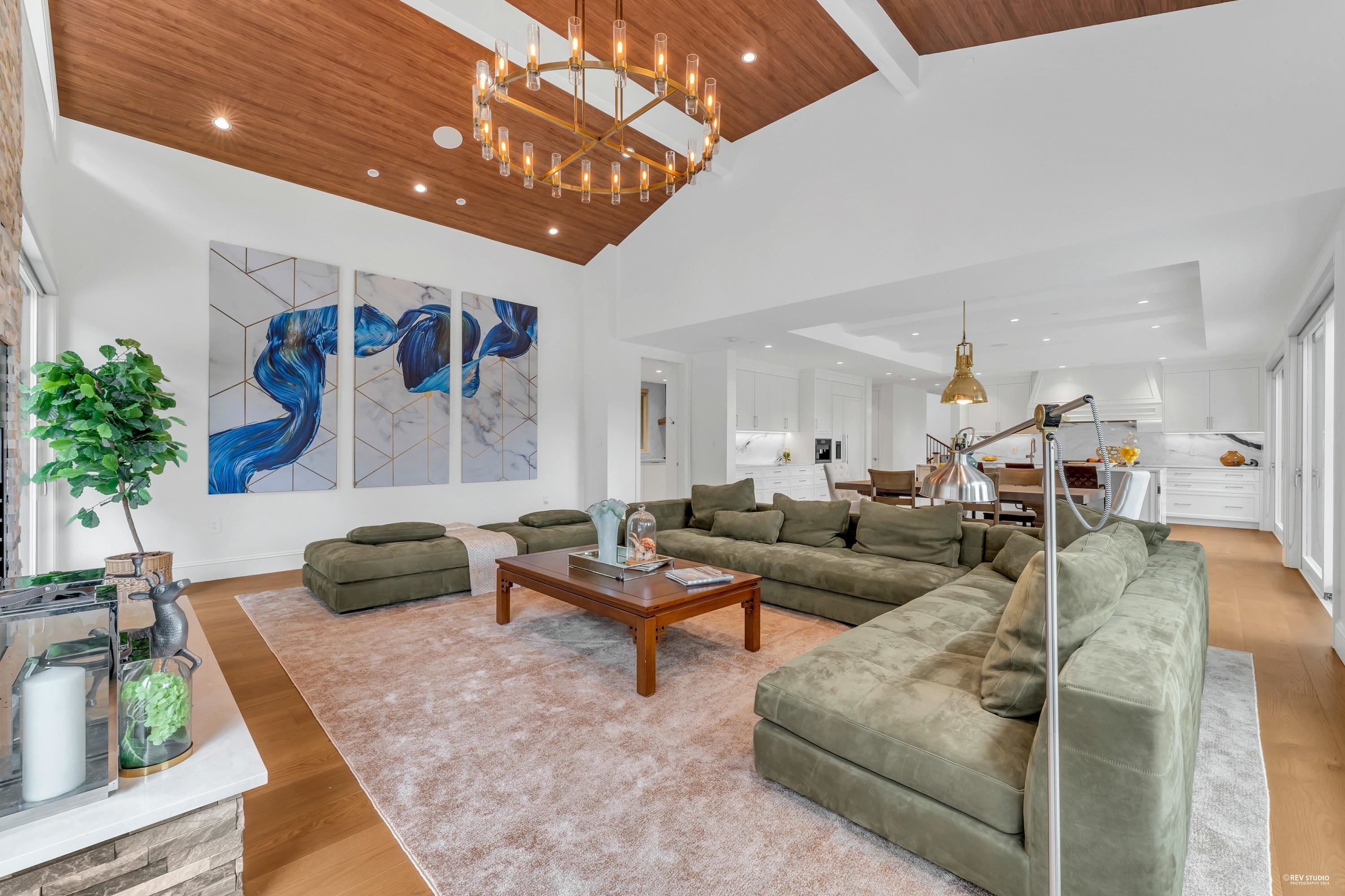 565 Robin Hood Road, West Vancouver, BC