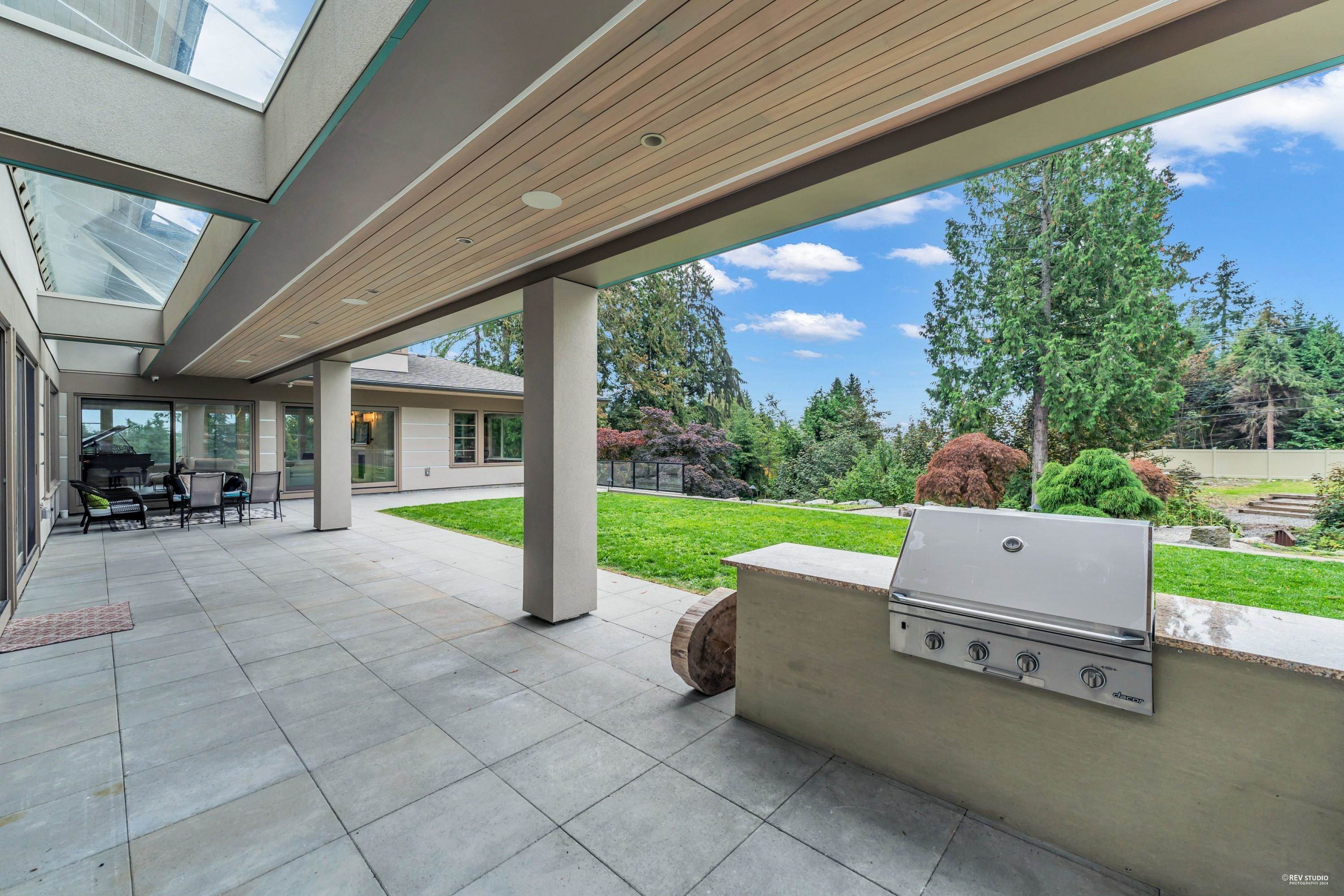 565 Robin Hood Road, West Vancouver, BC