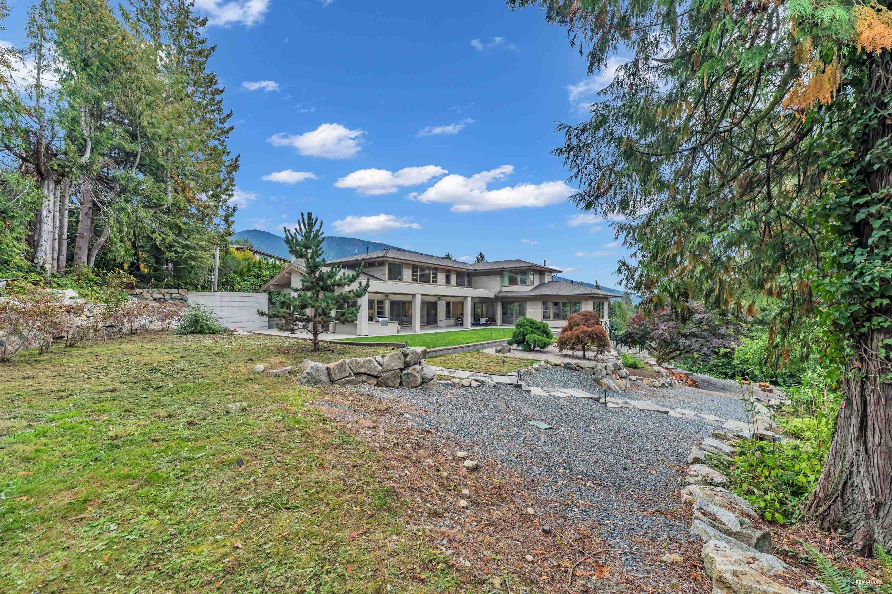 565 Robin Hood Road, West Vancouver, BC