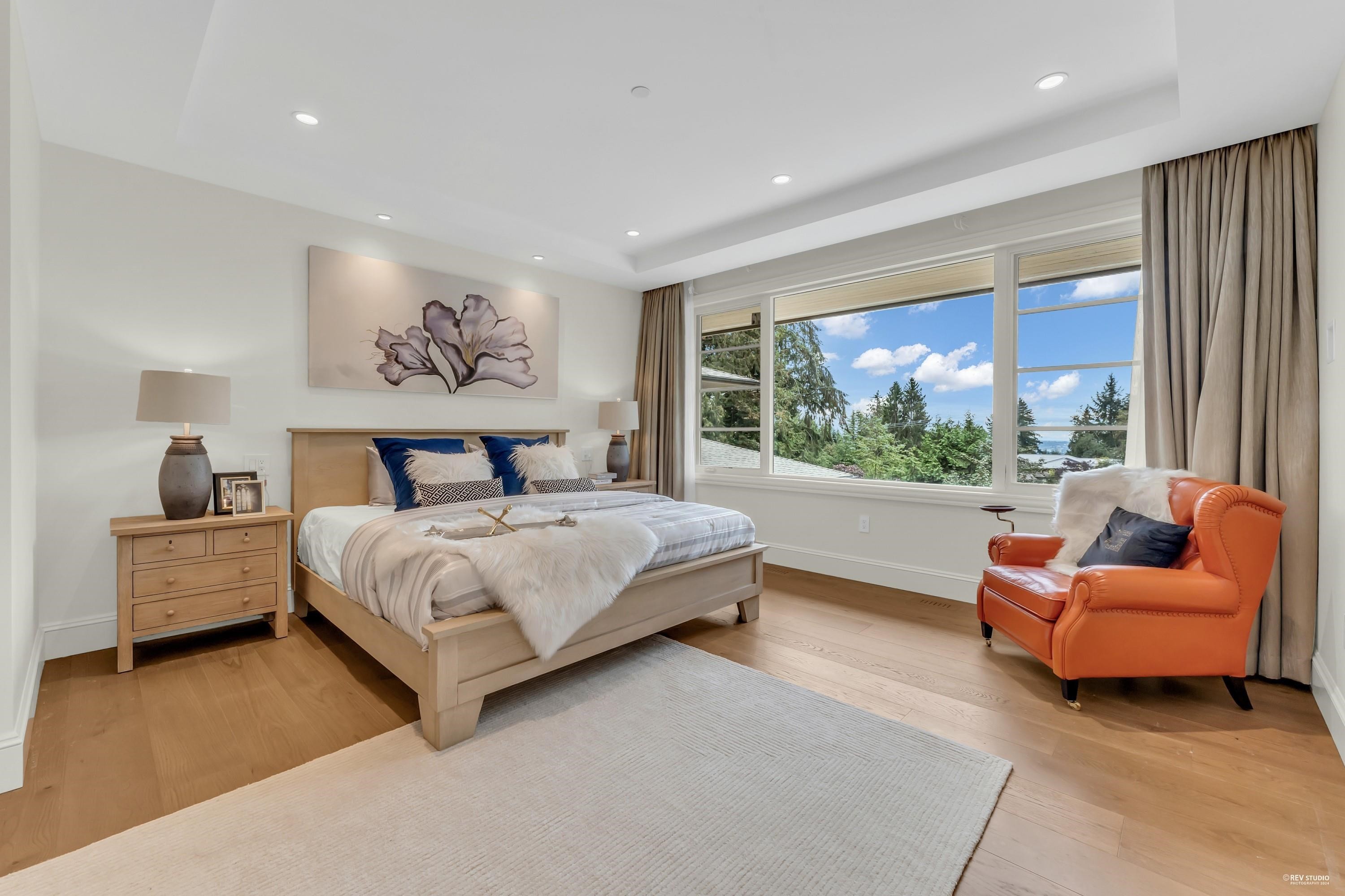 565 Robin Hood Road, West Vancouver, BC