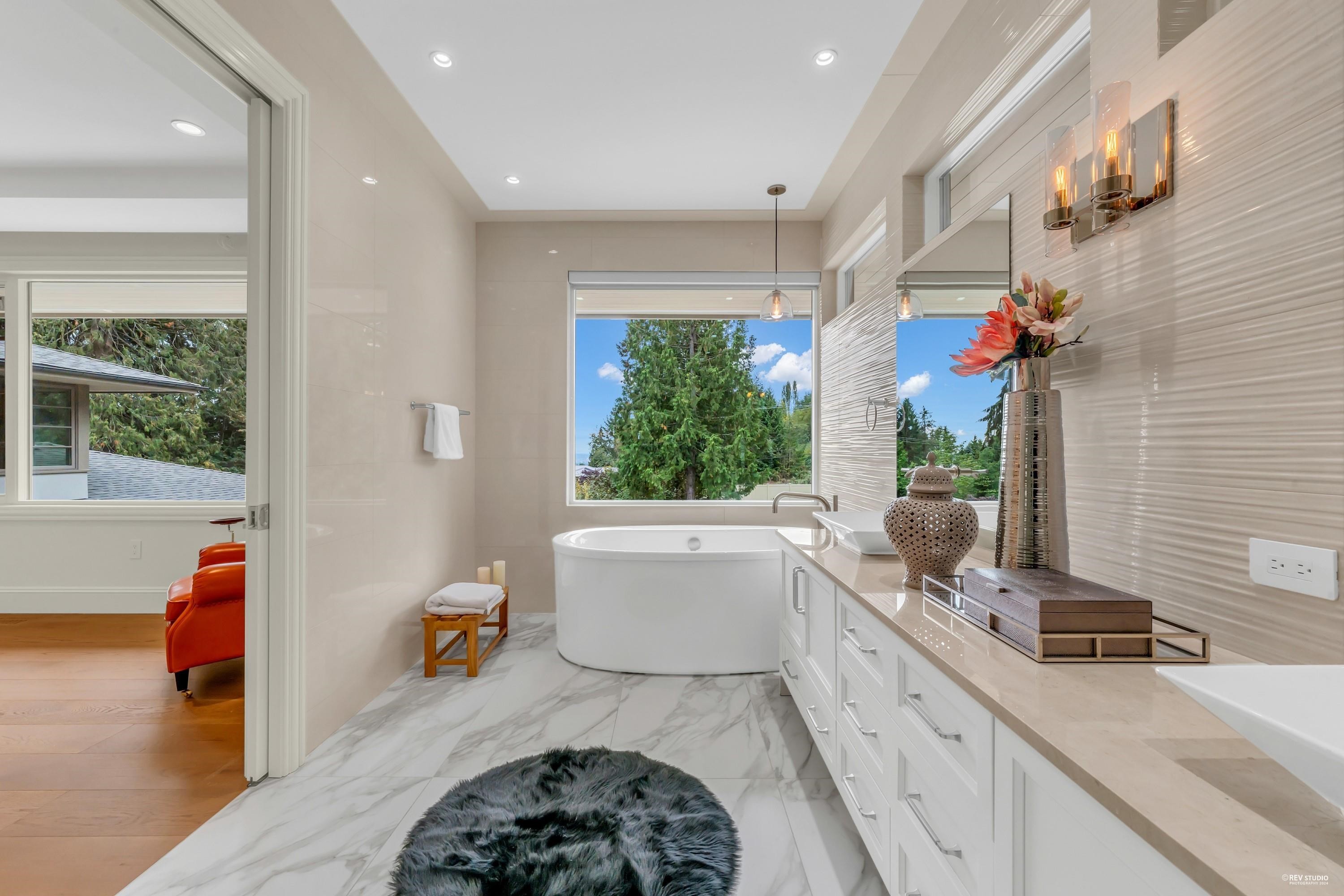 565 Robin Hood Road, West Vancouver, BC