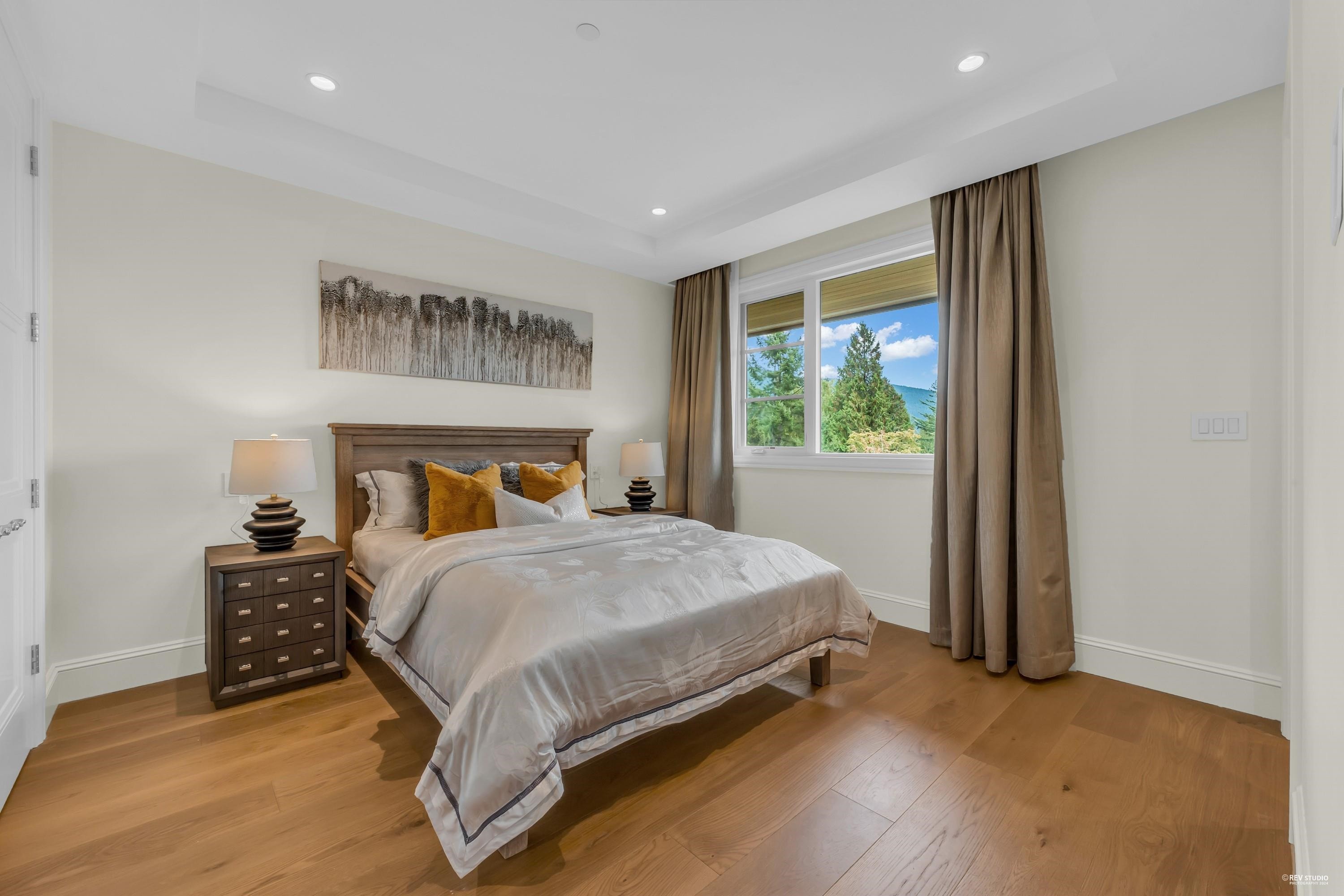 565 Robin Hood Road, West Vancouver, BC