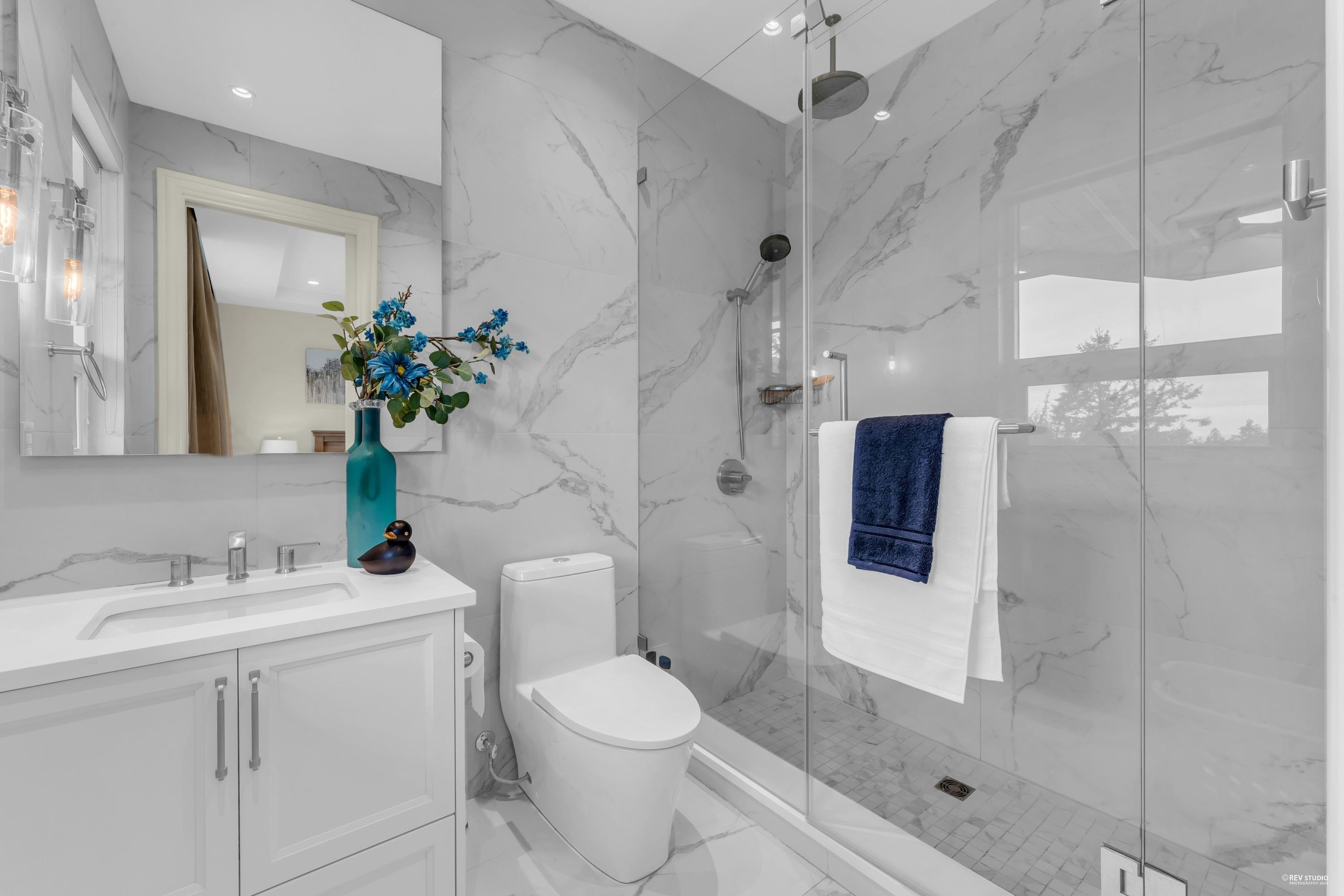 565 Robin Hood Road, West Vancouver, BC