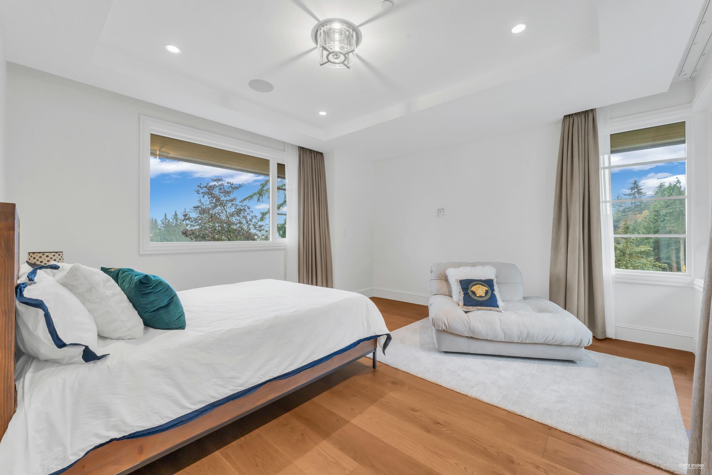 565 Robin Hood Road, West Vancouver, BC