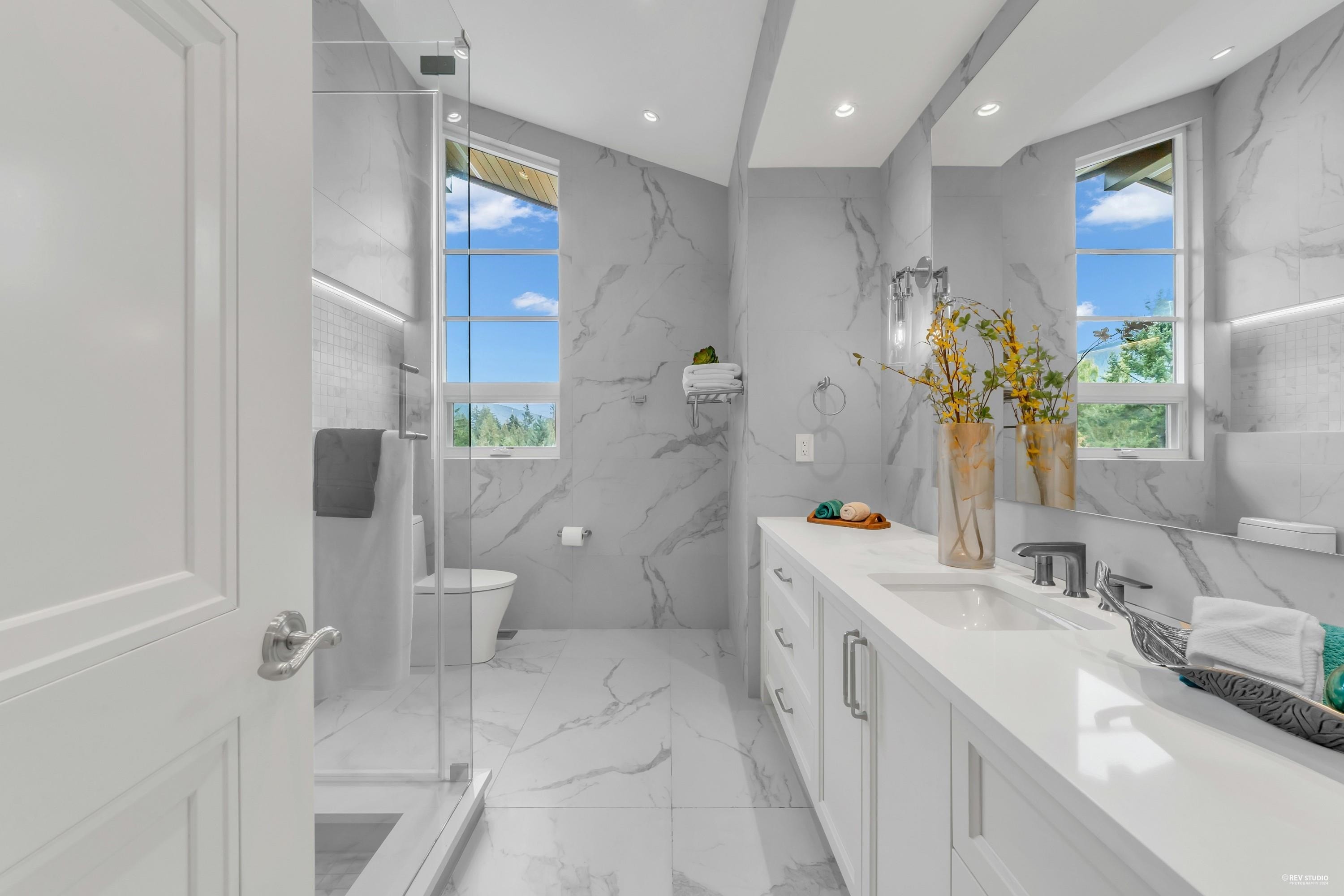 565 Robin Hood Road, West Vancouver, BC