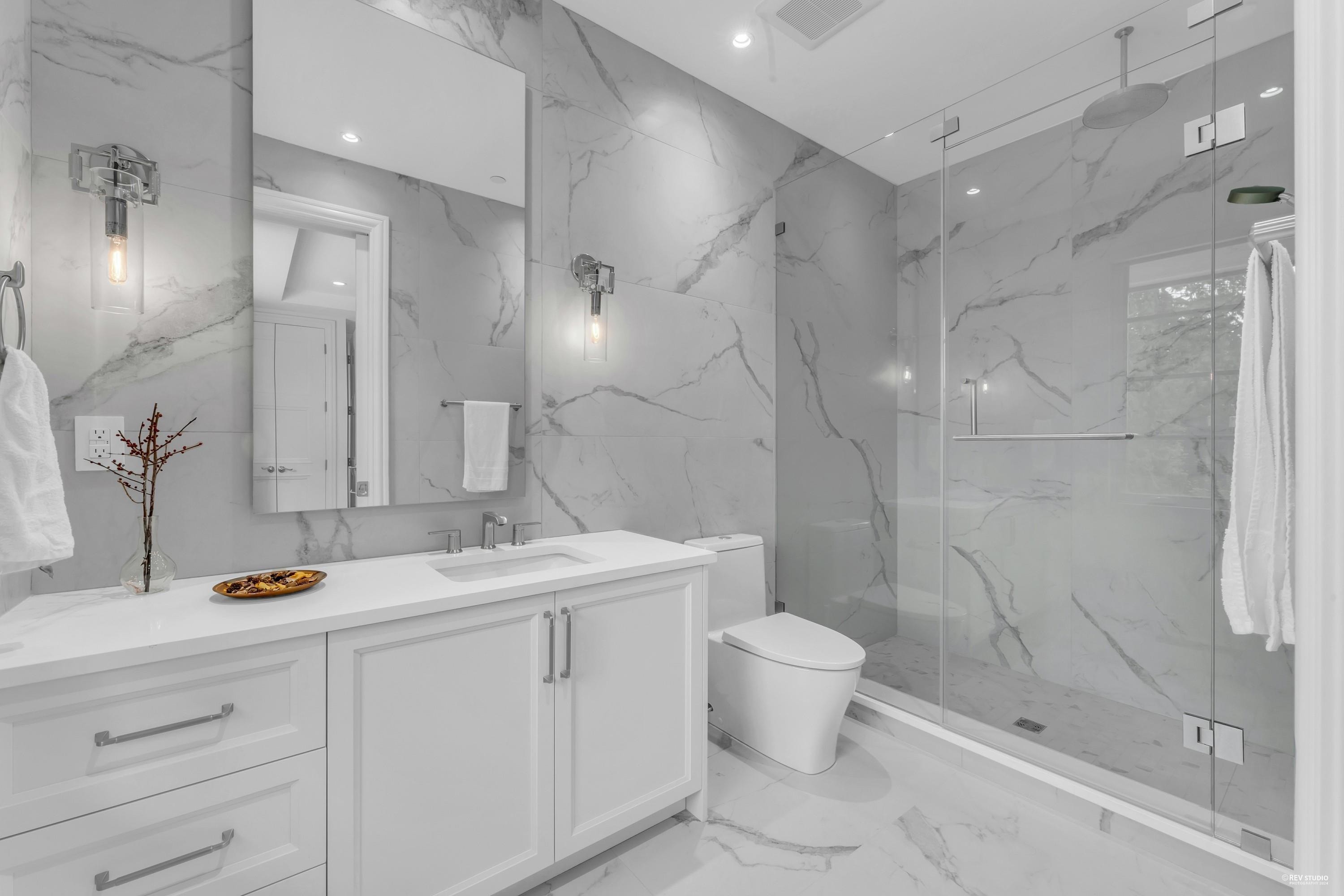 565 Robin Hood Road, West Vancouver, BC