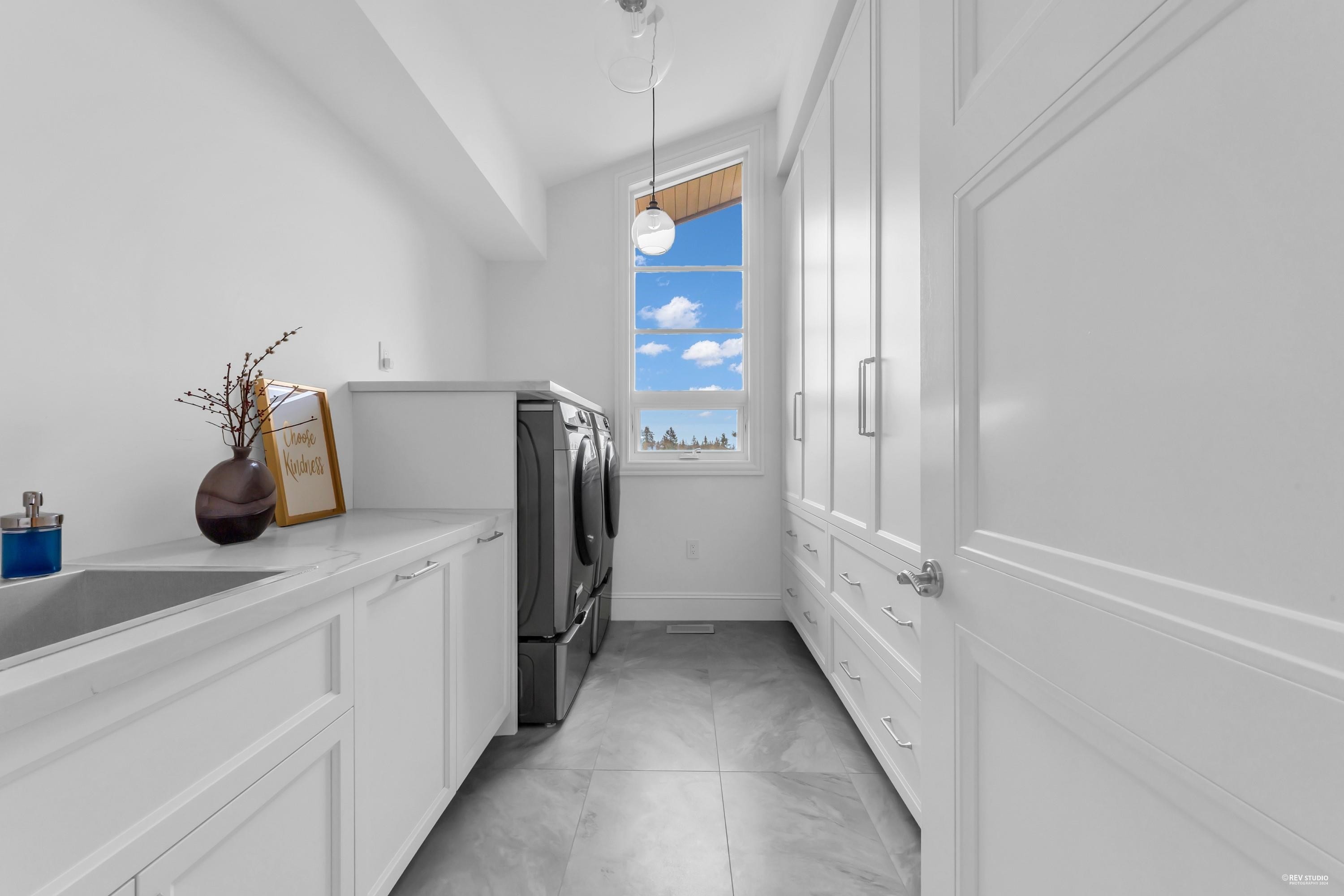 565 Robin Hood Road, West Vancouver, BC