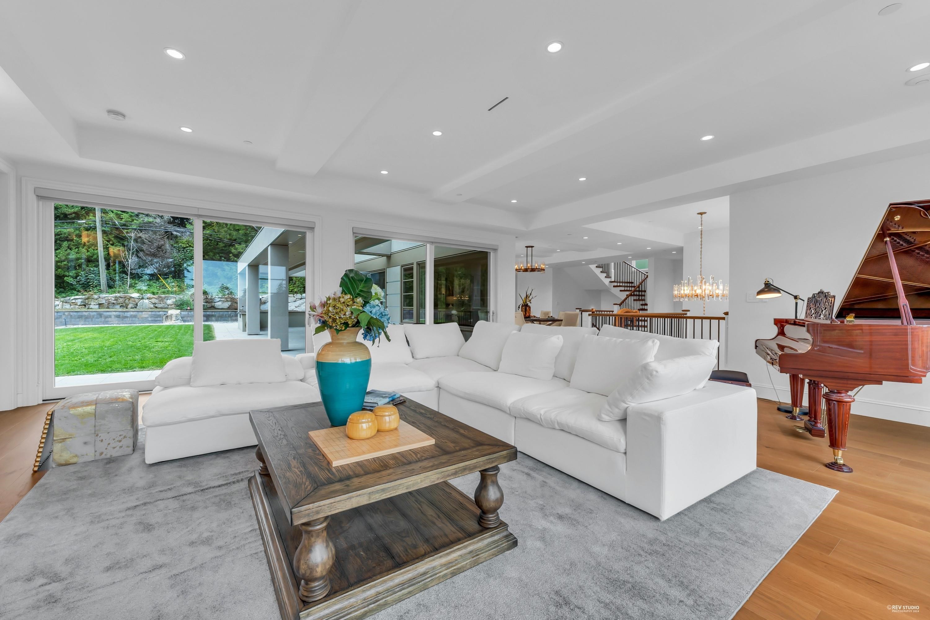 565 Robin Hood Road, West Vancouver, BC