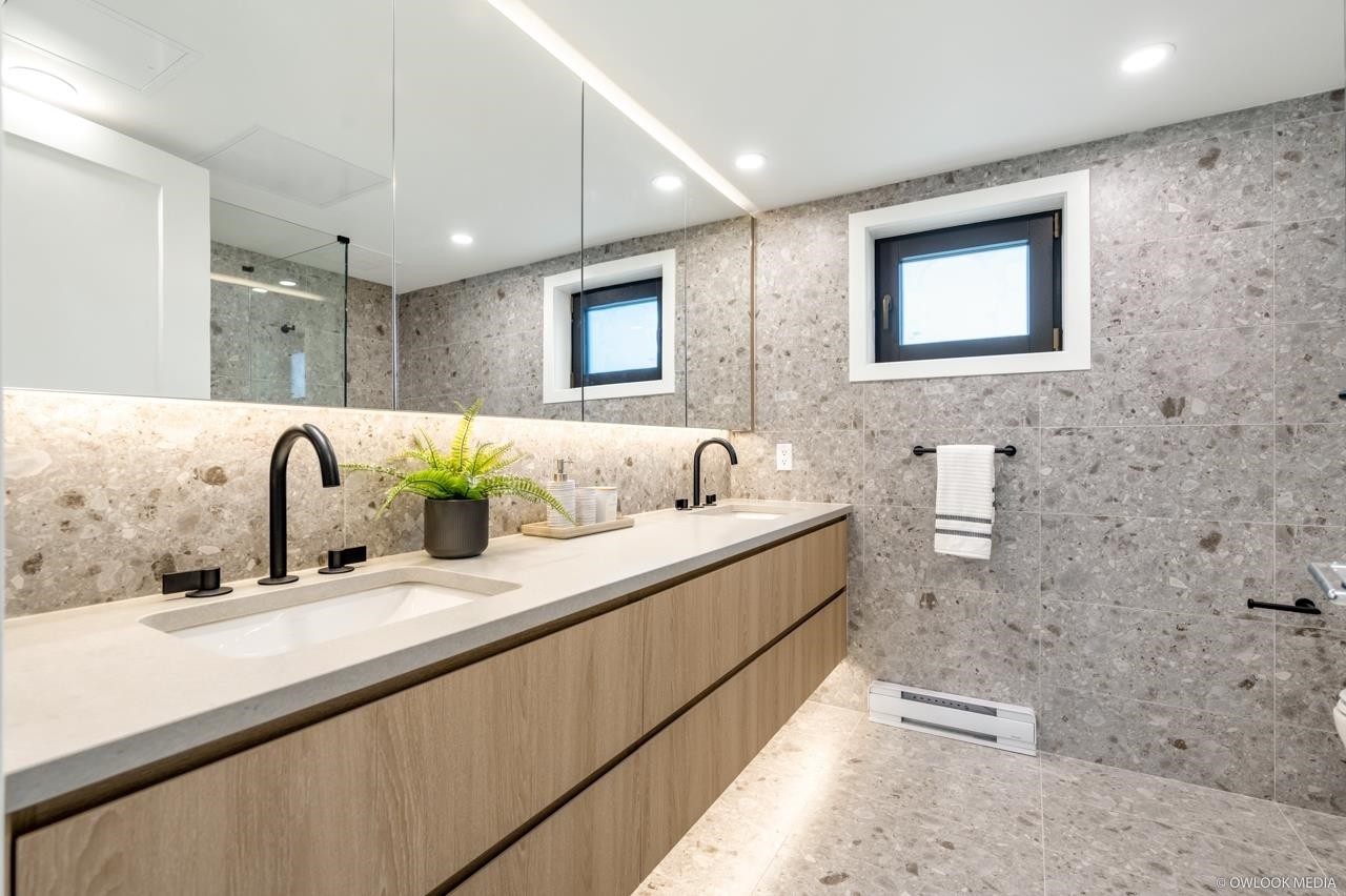 6322 Oak Street, Vancouver, BC