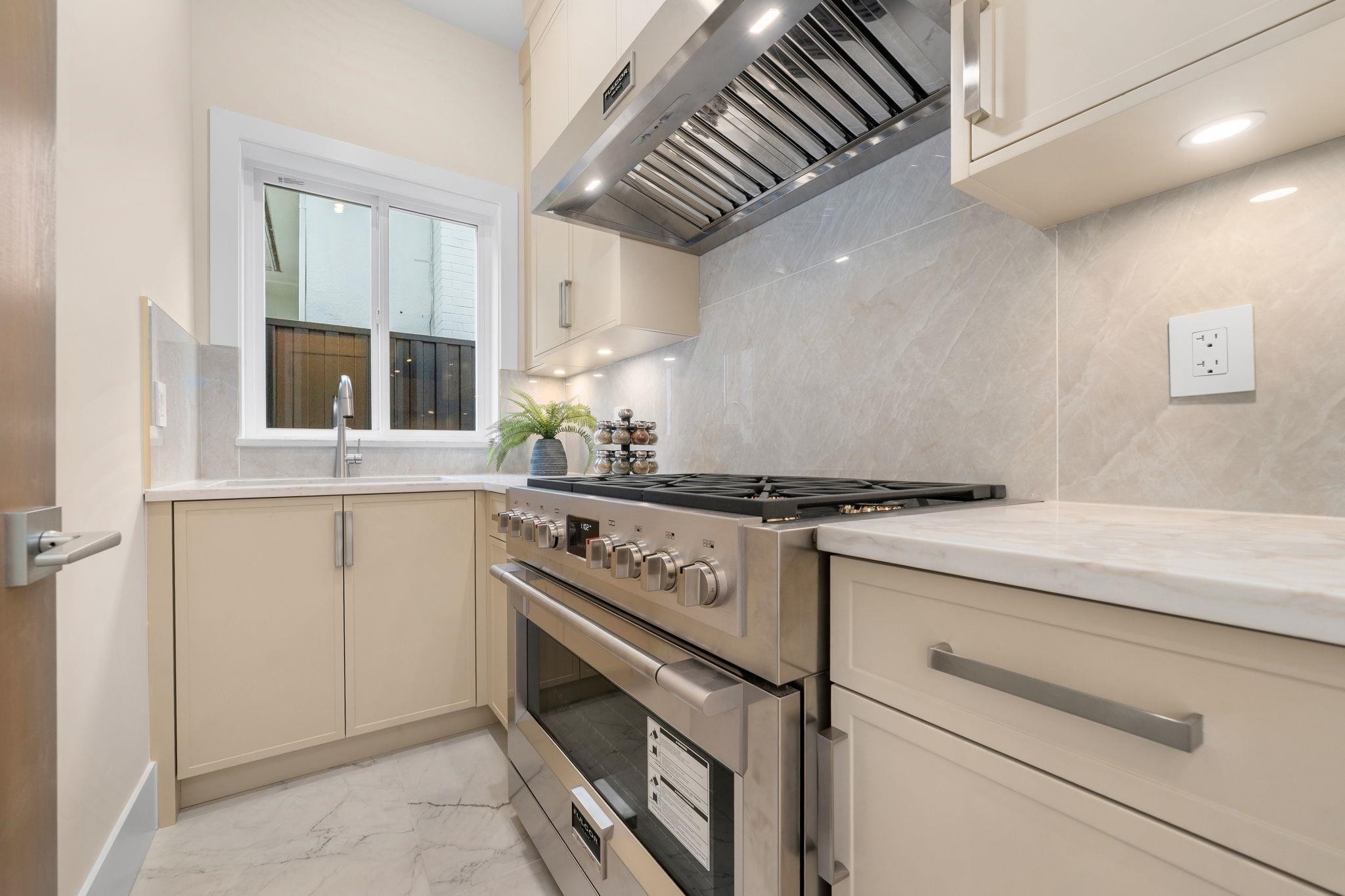 361 22Nd Street E, North Vancouver, BC