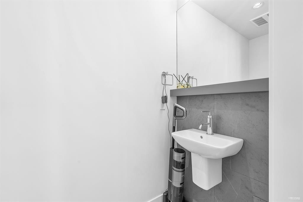 7623 Yukon Street, Vancouver, BC