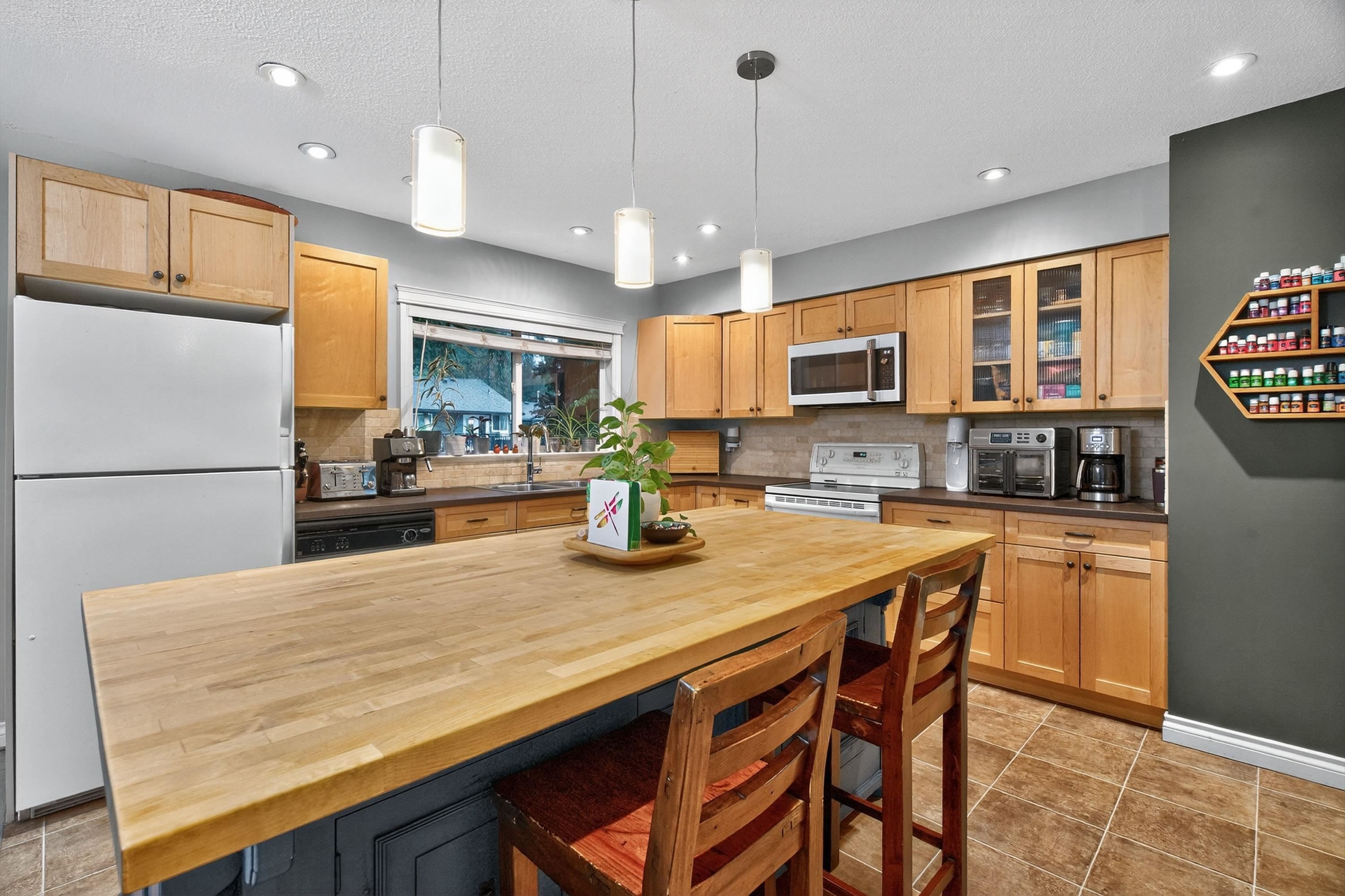 1252 Ellis Drive, Port Coquitlam, BC