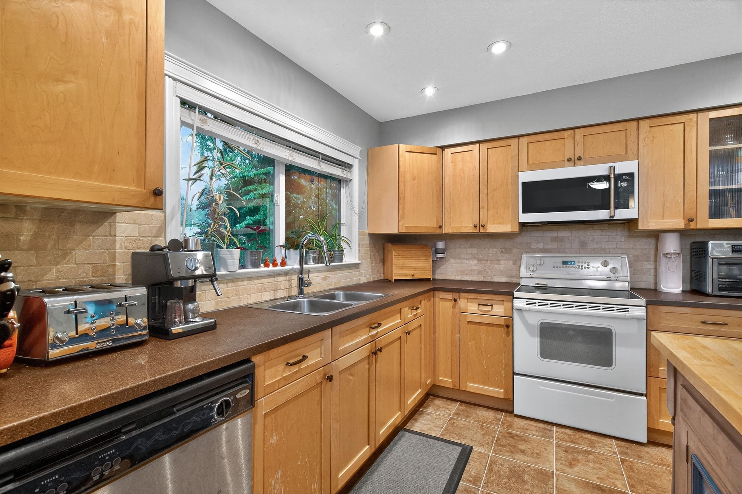 1252 Ellis Drive, Port Coquitlam, BC