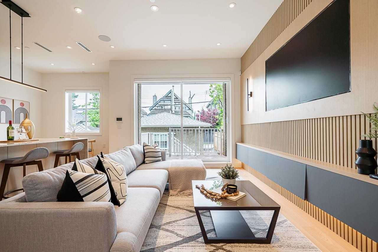 2561 2Nd Avenue W, Vancouver, BC