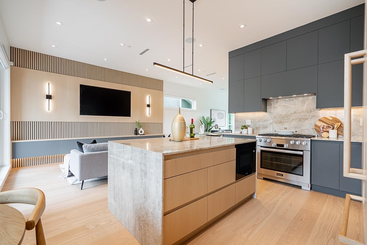 2561 2Nd Avenue W, Vancouver, BC