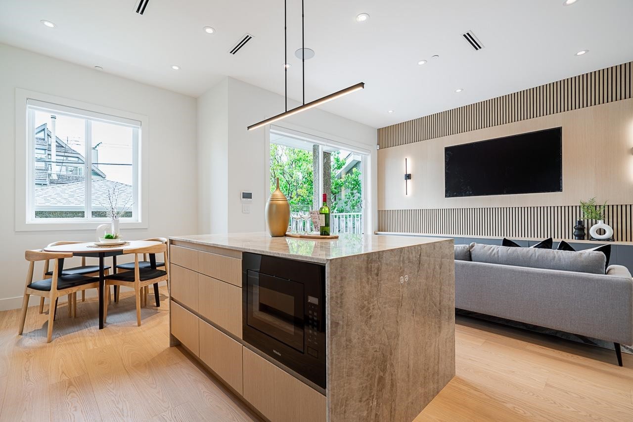 2561 2Nd Avenue W, Vancouver, BC