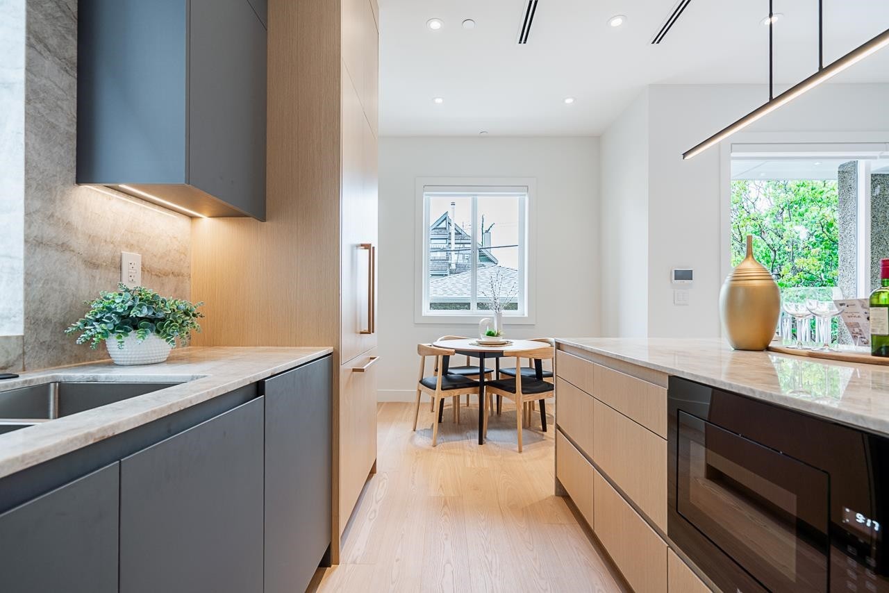 2561 2Nd Avenue W, Vancouver, BC