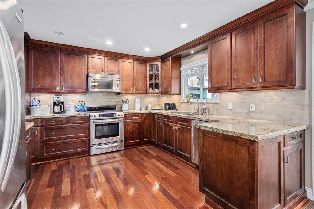 1122 Rochester Avenue, Coquitlam, BC